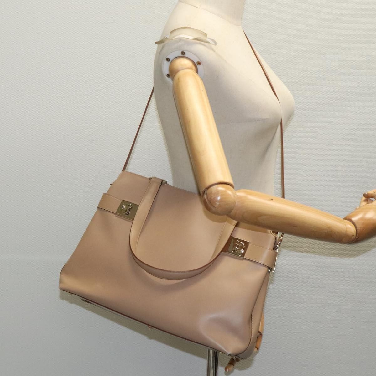 Salvatore Ferragamo Gancini Beige Leather Tote Bag (Pre-Owned) Size ONE SIZE - 11 Thumbnail