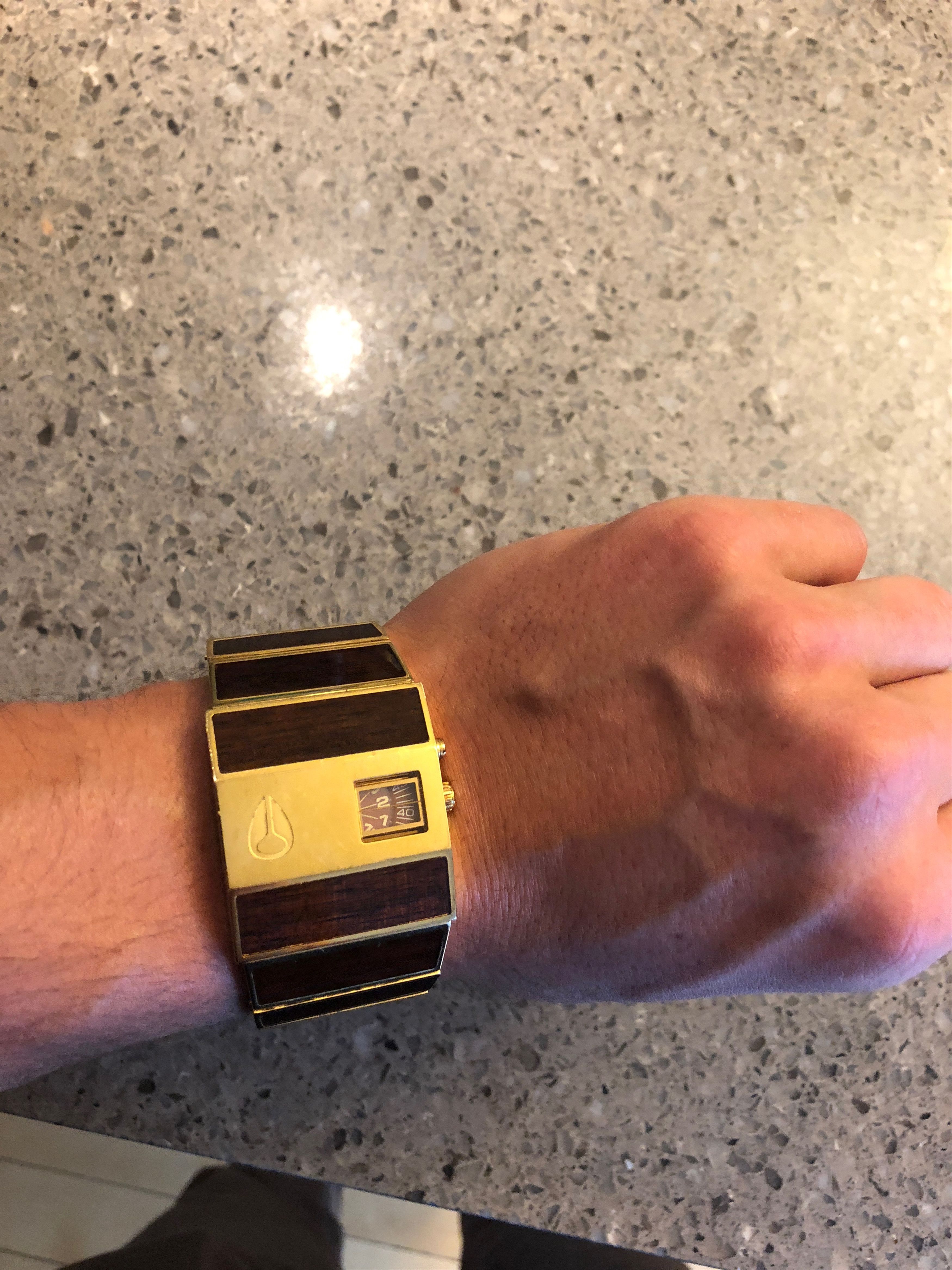 Nixon hotsell rotolog gold