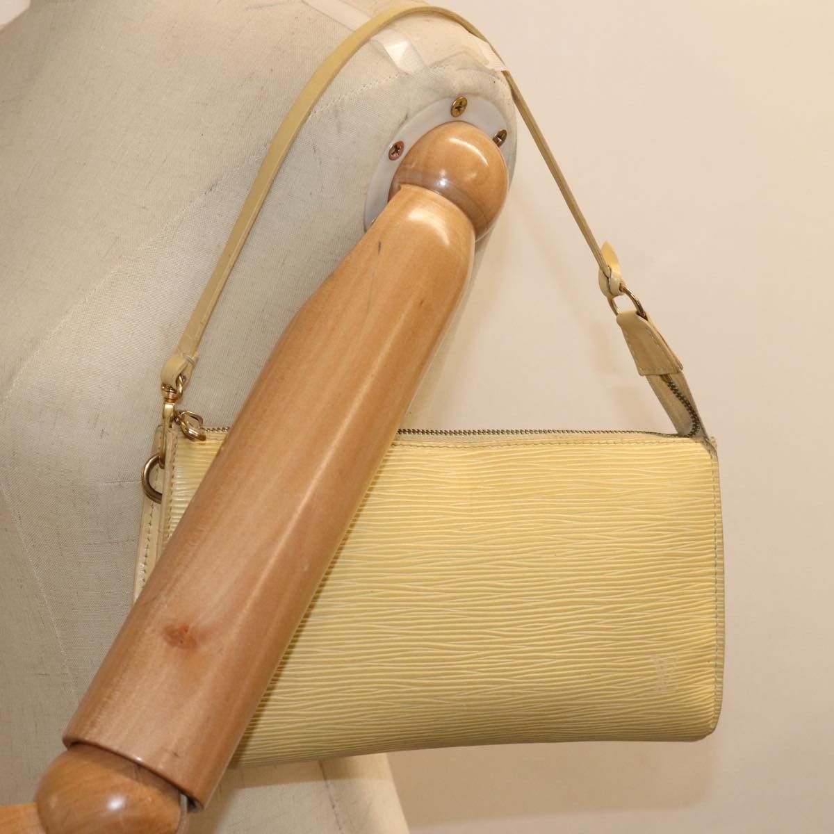 Louis Vuitton Pochette Accessoire Ecru Leather Clutch Bag (Pre-Owned) Size ONE SIZE - 14 Thumbnail