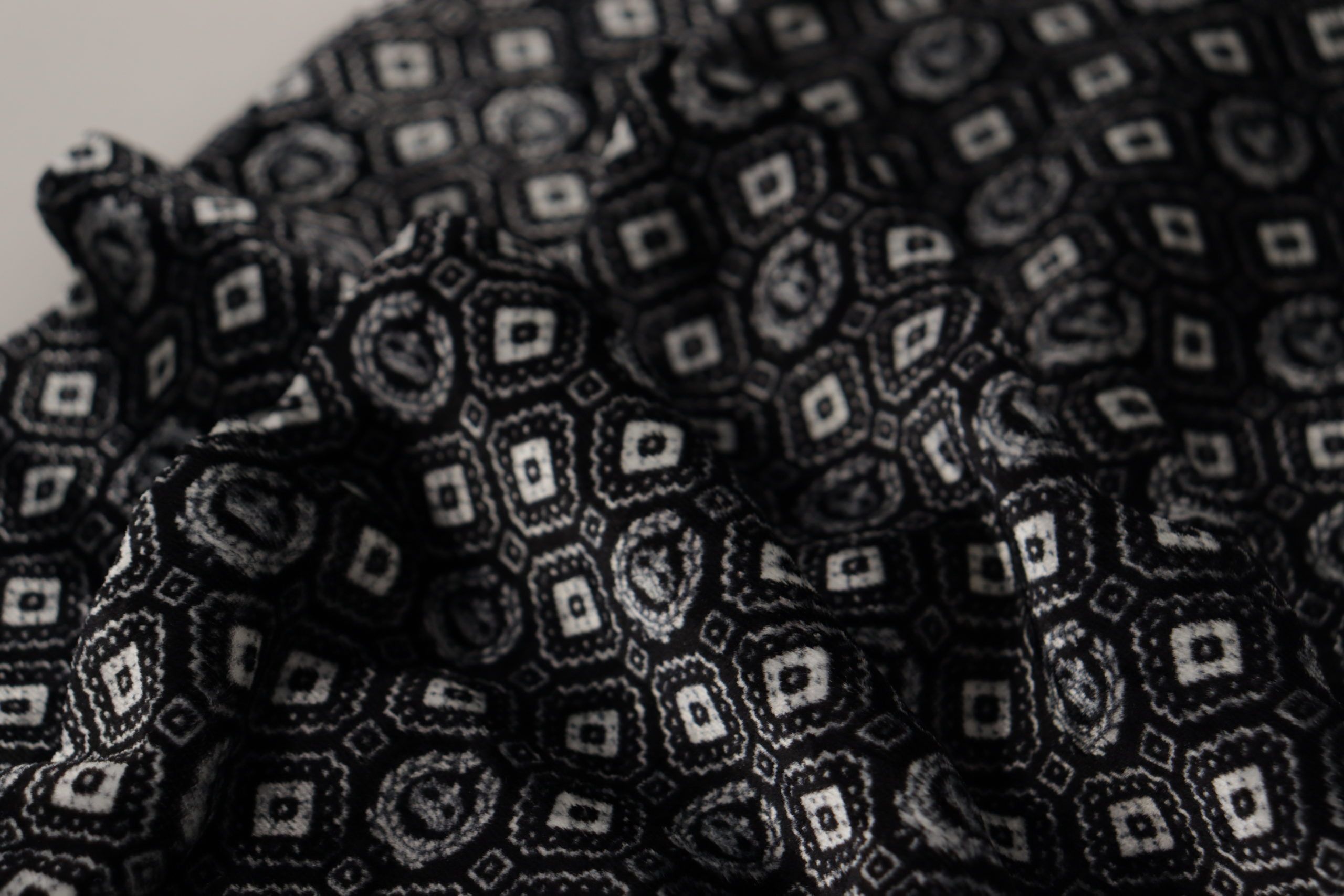Dolce & Gabbana Elegant Black Geometric Silk Blend Men's Scarf Size ONE SIZE - 5 Thumbnail