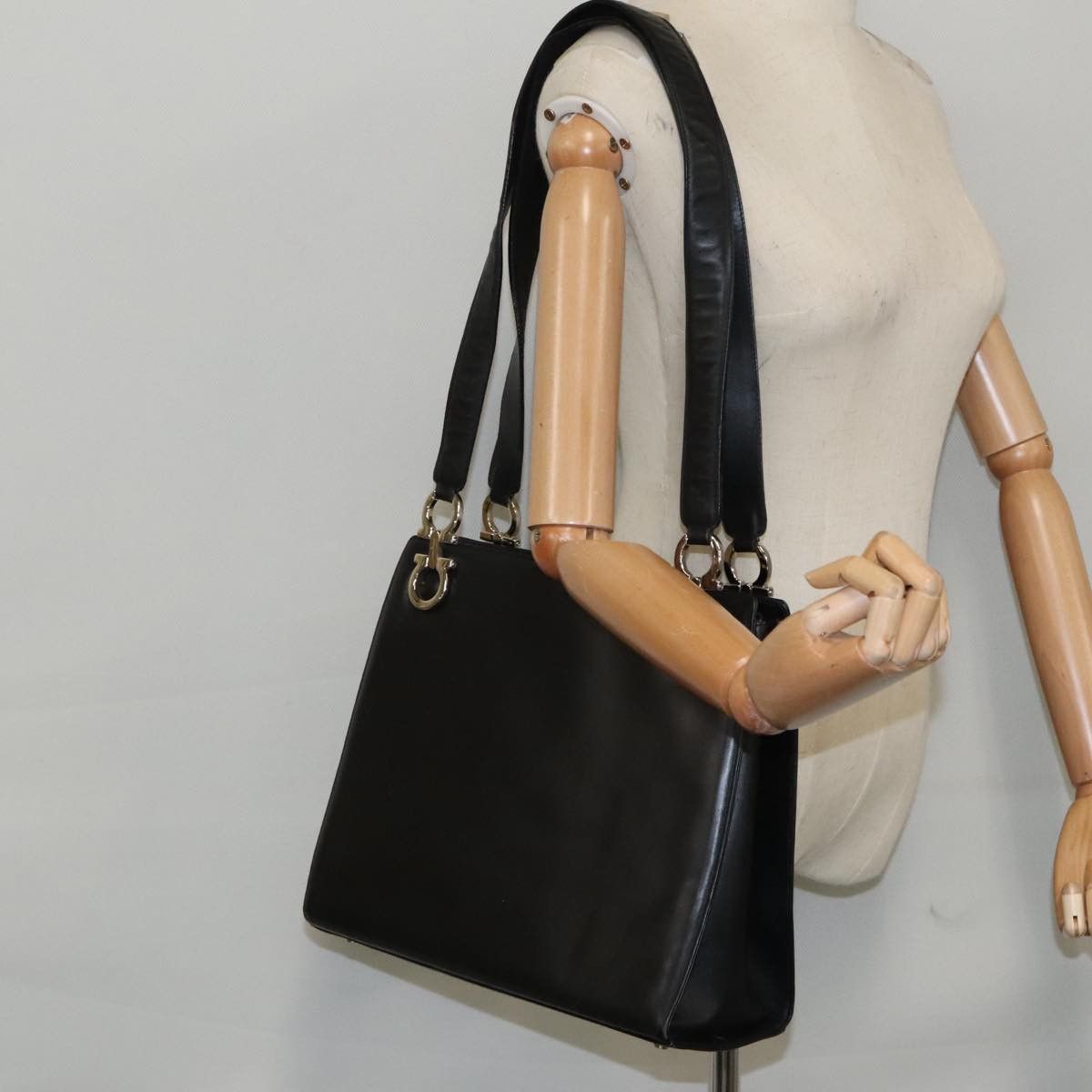 Salvatore Ferragamo Gancini Black Leather Shoulder Bag (Pre-Owned) Size ONE SIZE - 15 Thumbnail