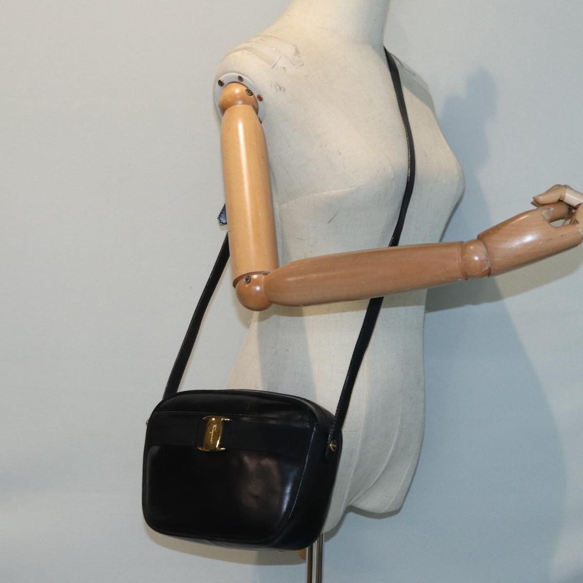 Salvatore Ferragamo Vara Black Leather Shoulder Bag (Pre-Owned) Size ONE SIZE - 16 Thumbnail