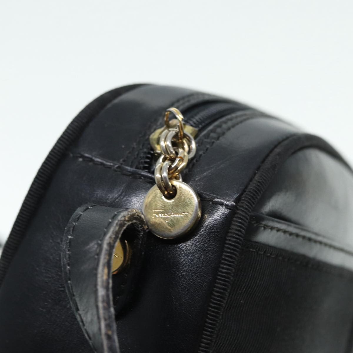 Salvatore Ferragamo Vara Black Leather Shoulder Bag (Pre-Owned) Size ONE SIZE - 11 Thumbnail