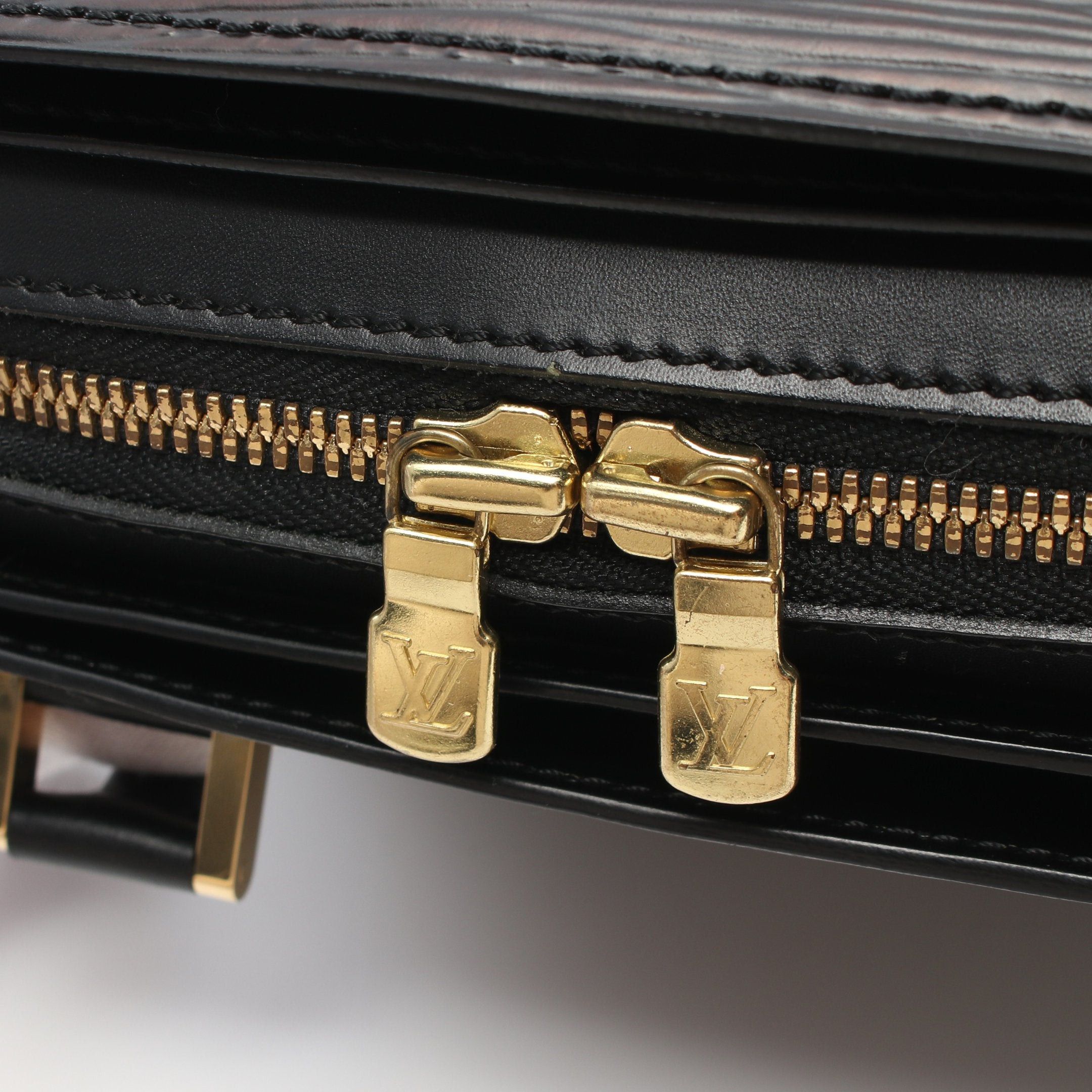 Louis Vuitton Louis Vuitton Pont Neuf Epi Noir Handbag Leather Black Size ONE SIZE - 9 Thumbnail
