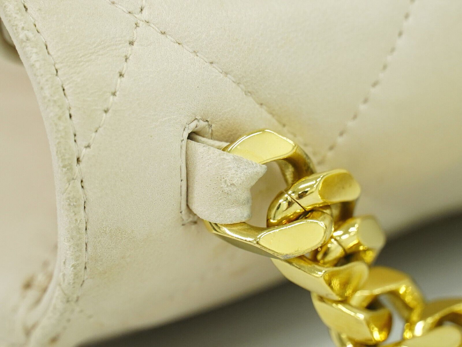 Chanel Matelassé White Leather Handbag (Pre-Owned) Size ONE SIZE - 20 Thumbnail