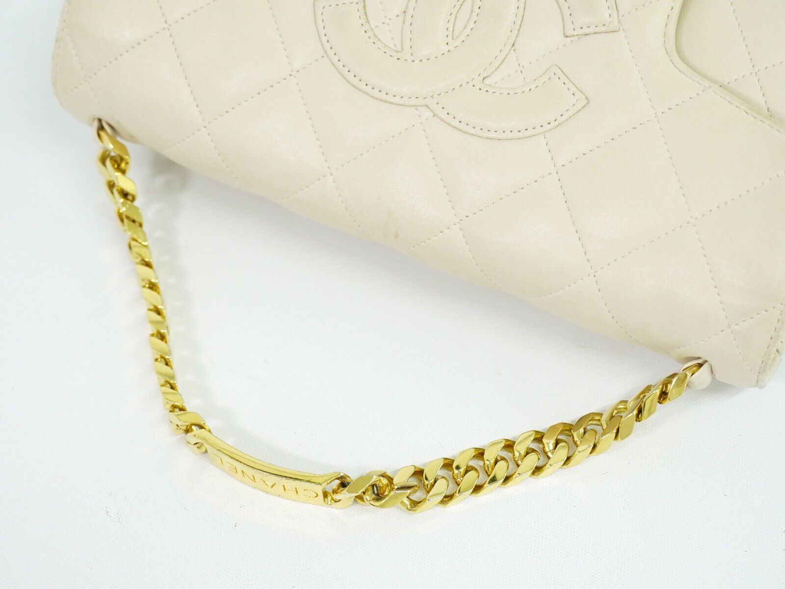 Chanel Matelassé White Leather Handbag (Pre-Owned) Size ONE SIZE - 3 Thumbnail
