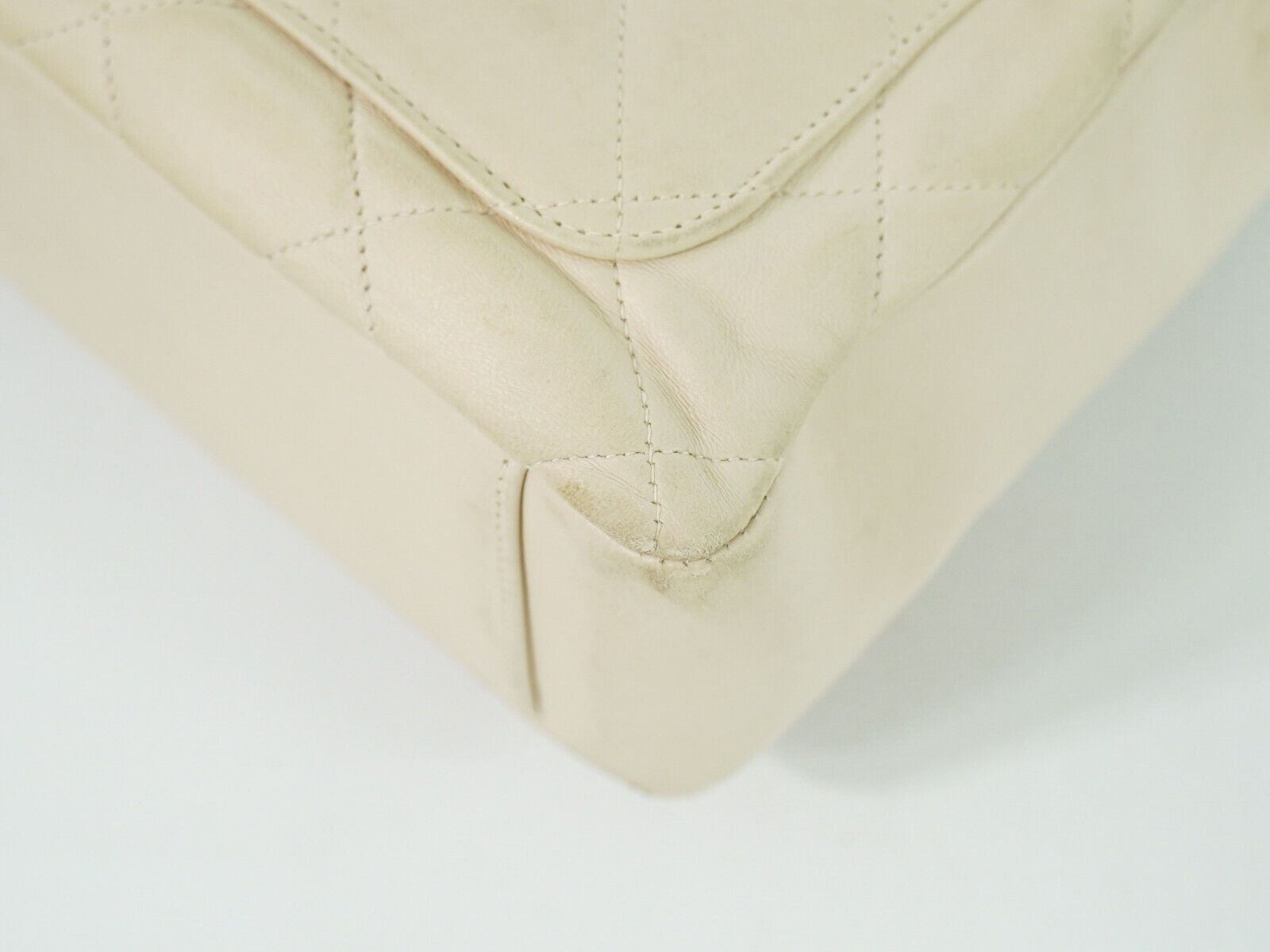 Chanel Matelassé White Leather Handbag (Pre-Owned) Size ONE SIZE - 7 Thumbnail