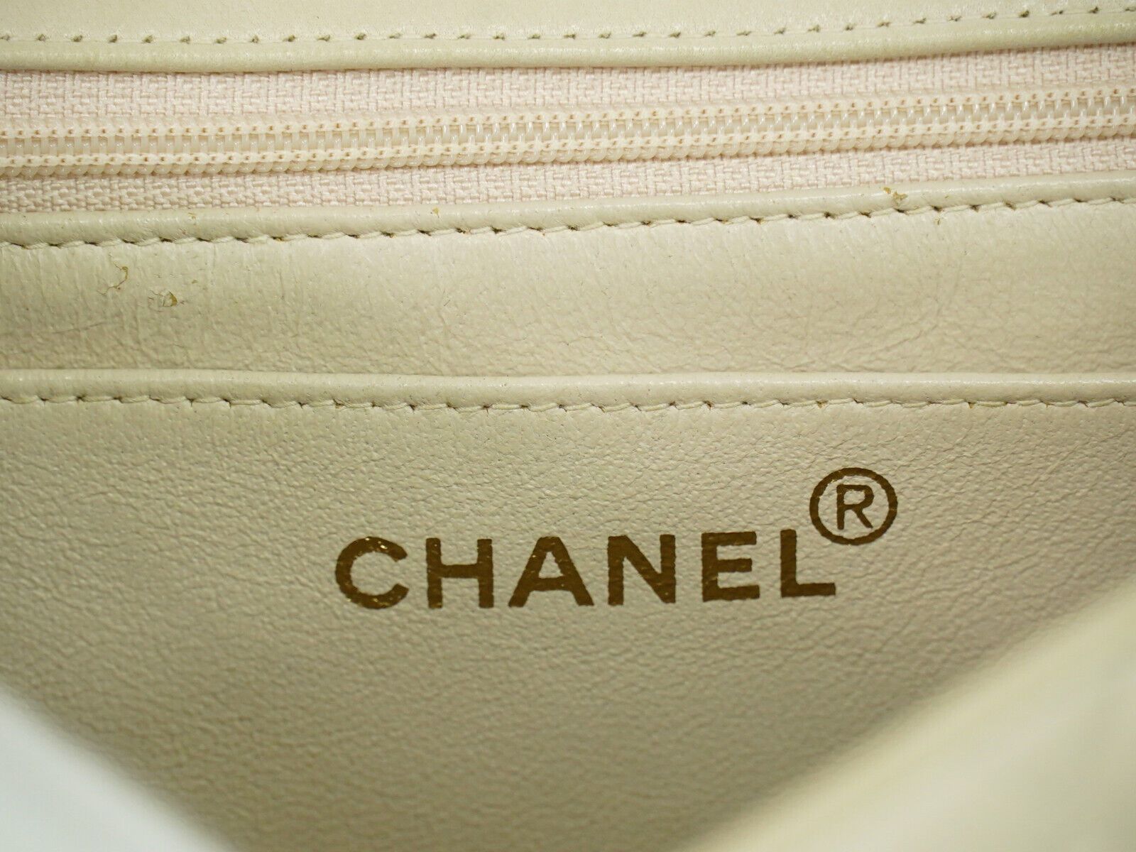 Chanel Matelassé White Leather Handbag (Pre-Owned) Size ONE SIZE - 12 Thumbnail