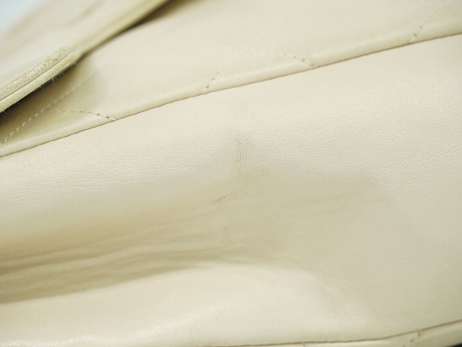 Chanel Matelassé White Leather Handbag (Pre-Owned) Size ONE SIZE - 17 Thumbnail