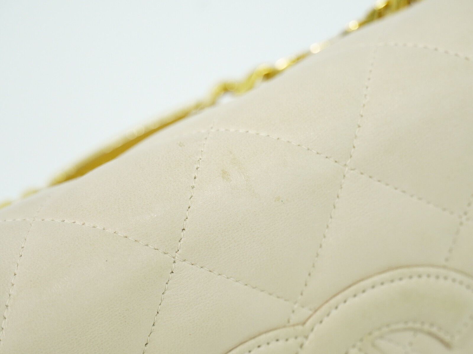 Chanel Matelassé White Leather Handbag (Pre-Owned) Size ONE SIZE - 16 Thumbnail