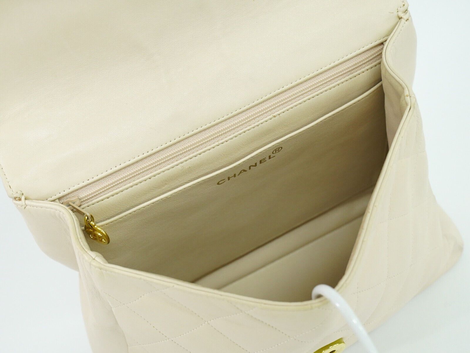 Chanel Matelassé White Leather Handbag (Pre-Owned) Size ONE SIZE - 14 Thumbnail