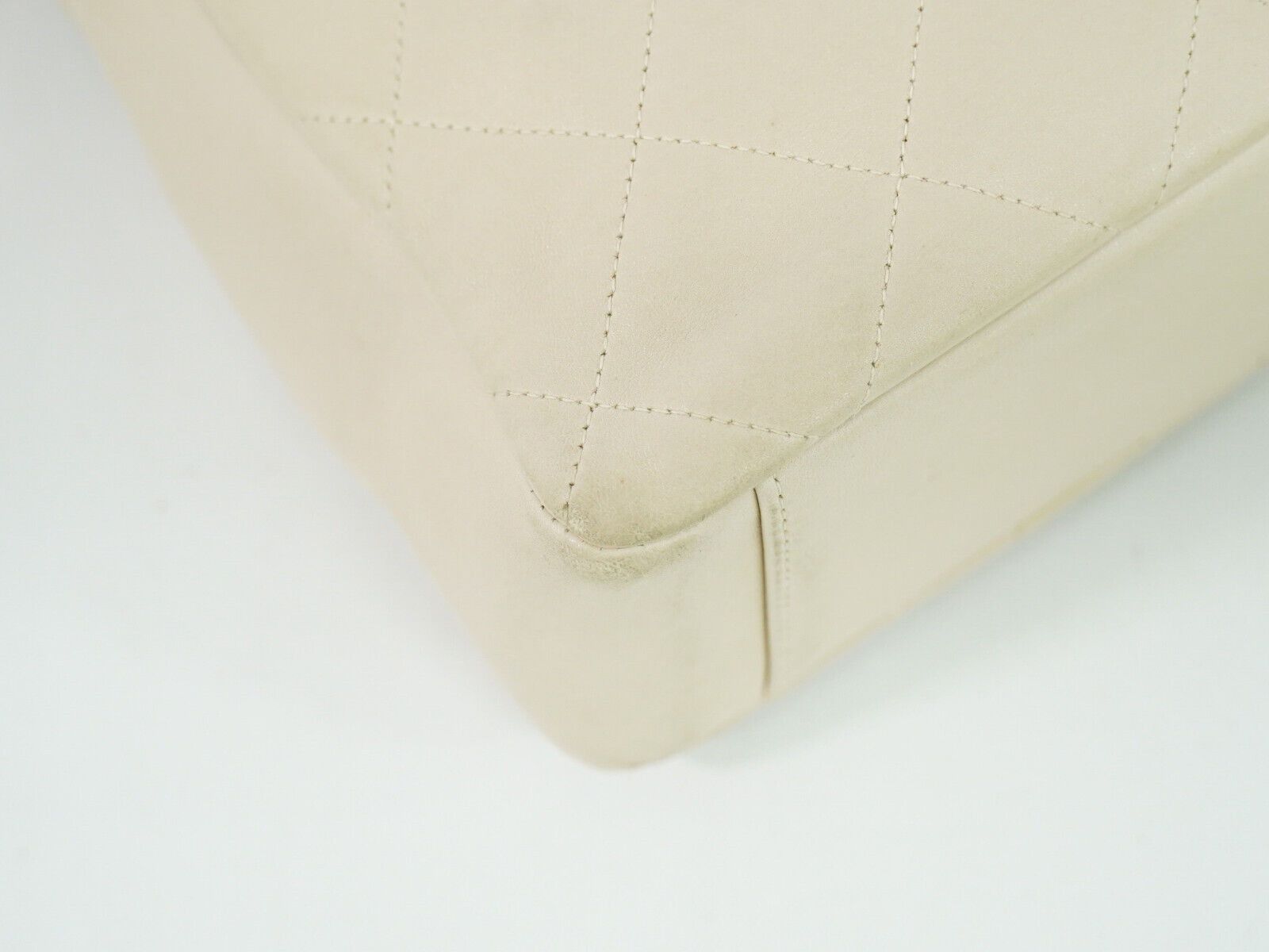 Chanel Matelassé White Leather Handbag (Pre-Owned) Size ONE SIZE - 4 Thumbnail