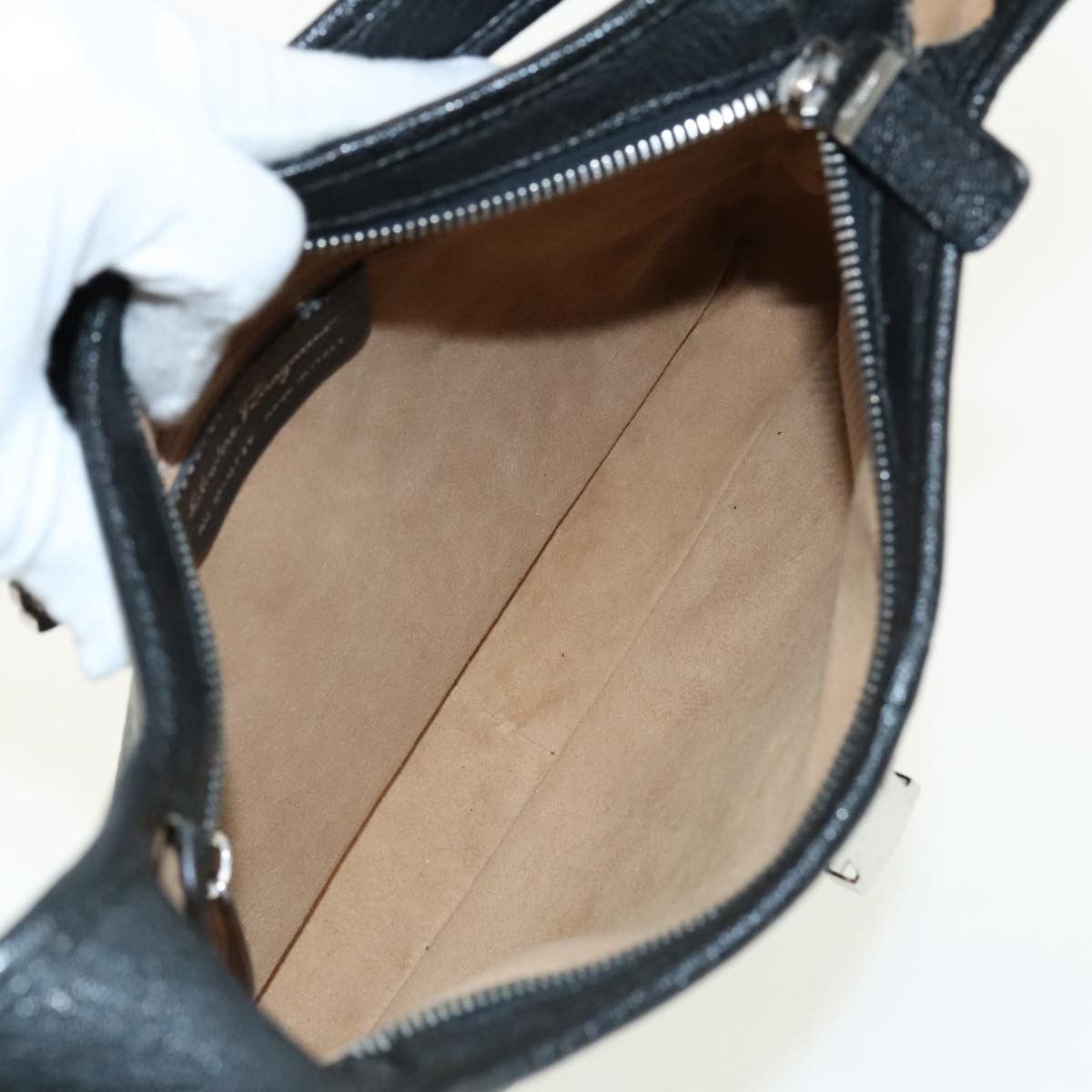 Salvatore Ferragamo Black Leather Shoulder Bag (Pre-Owned) Size ONE SIZE - 10 Thumbnail