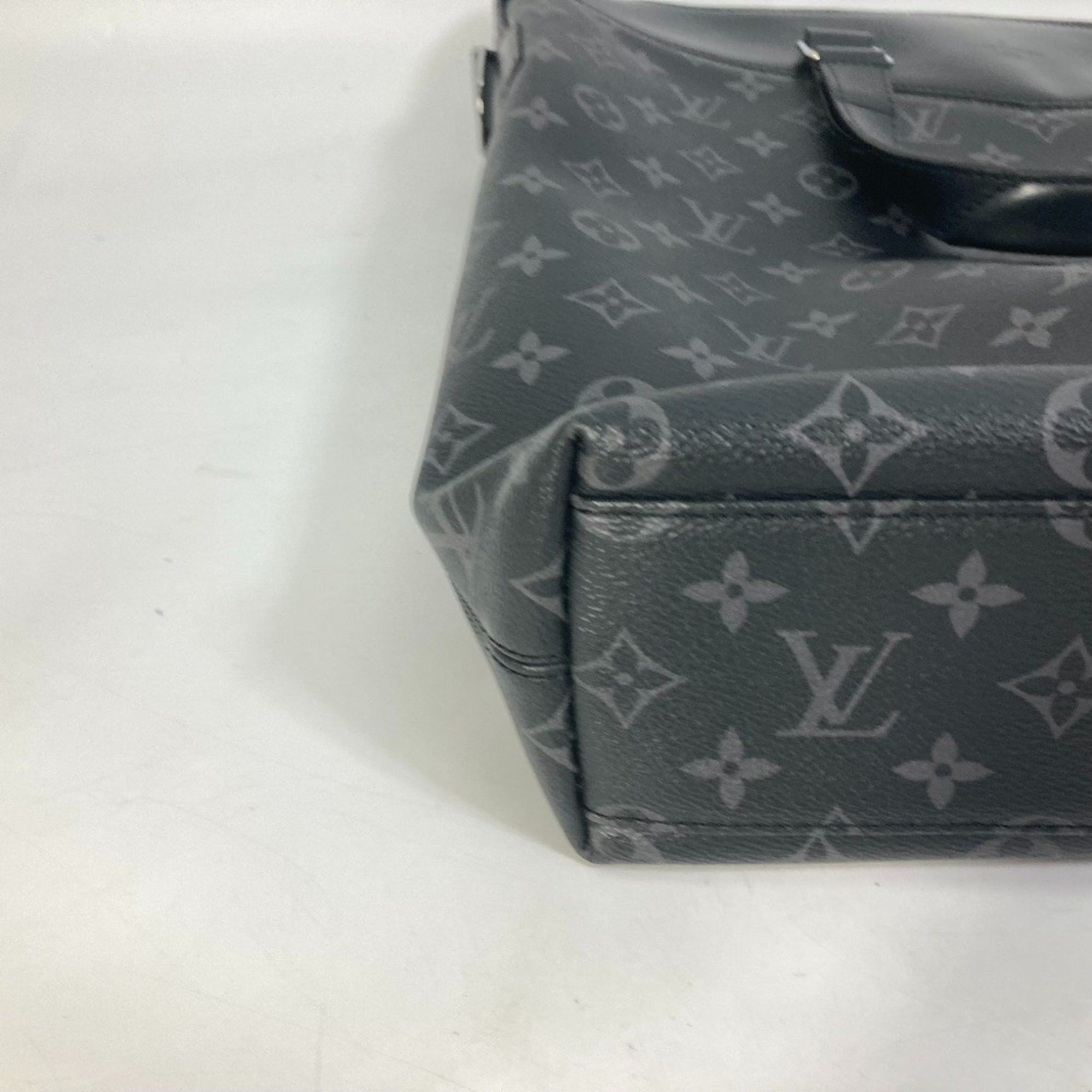 Louis Vuitton Louis Vuitton Explorer tote Size ONE SIZE - 7 Thumbnail
