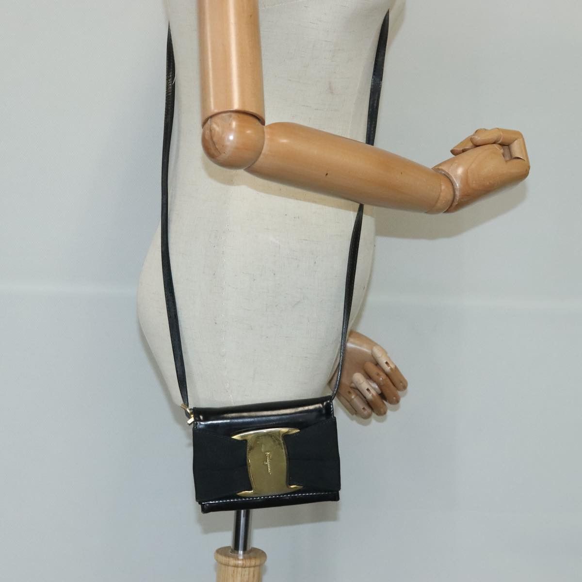 Salvatore Ferragamo Vara Black Patent Leather Shoulder Bag (Pre-Owned) Size ONE SIZE - 20 Thumbnail