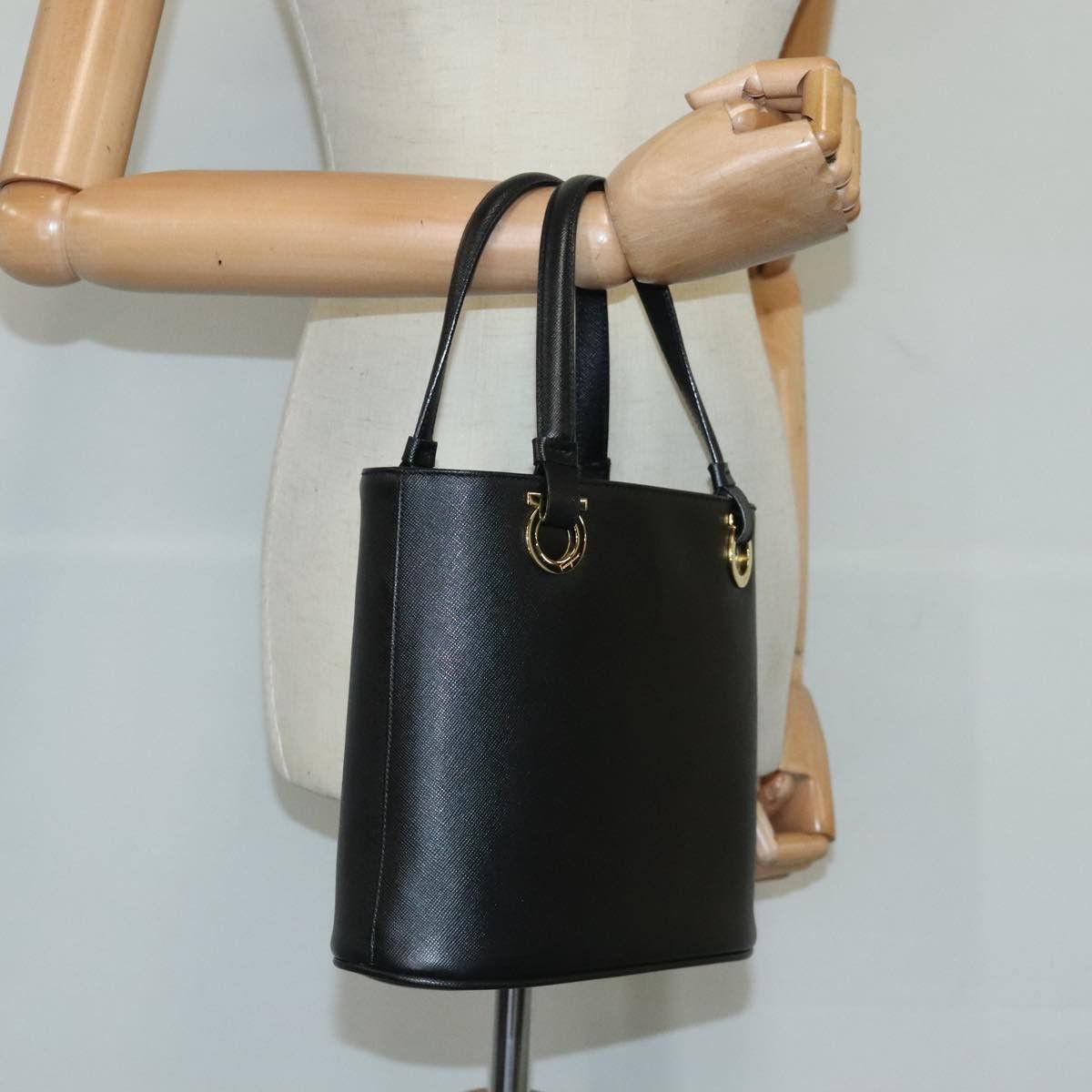 Salvatore Ferragamo Gancini Black Leather Handbag (Pre-Owned) Size ONE SIZE - 20 Thumbnail