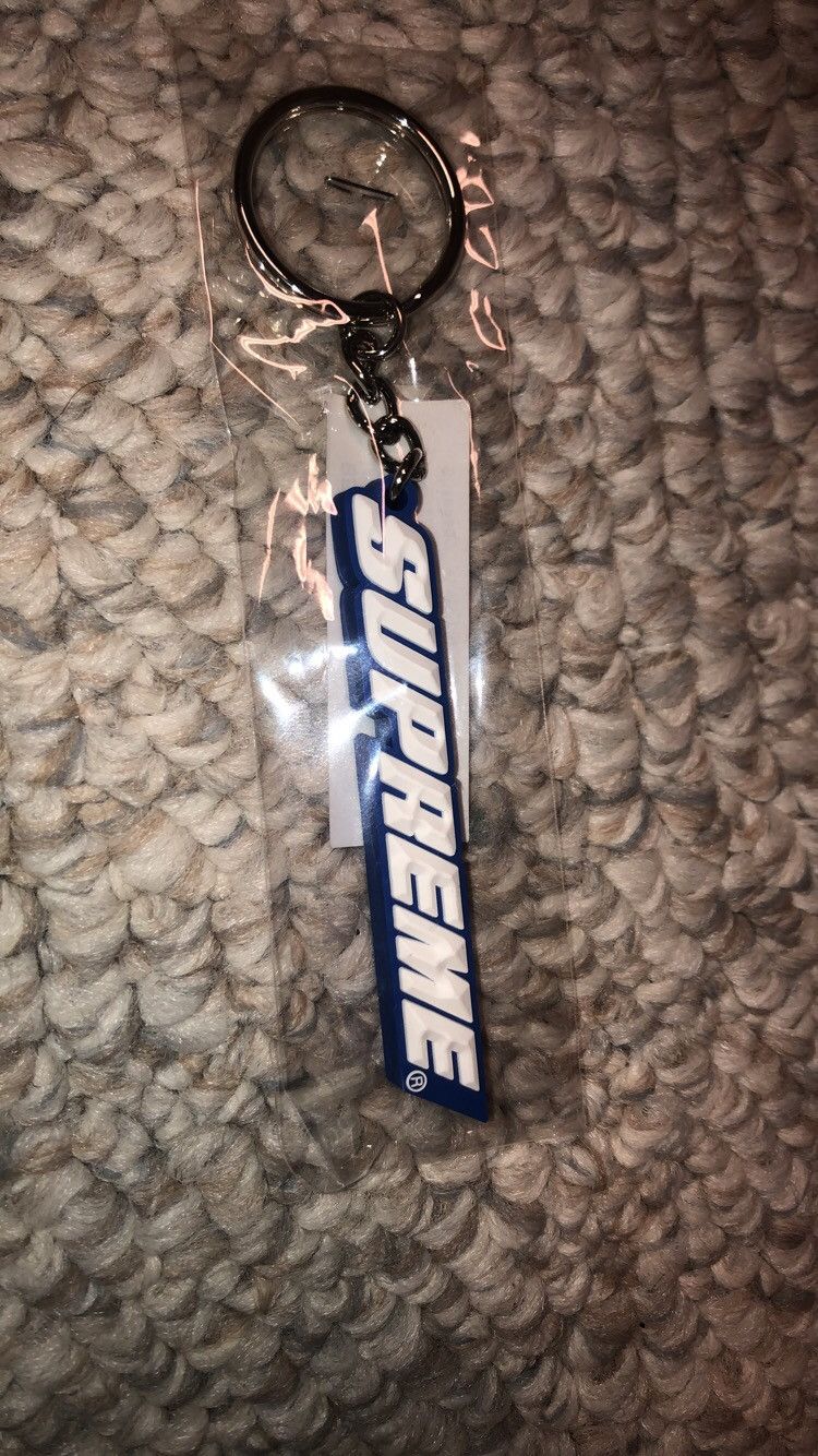 Supreme Supreme Blue Bevel Logo Keychain Size ONE SIZE - 1 Preview