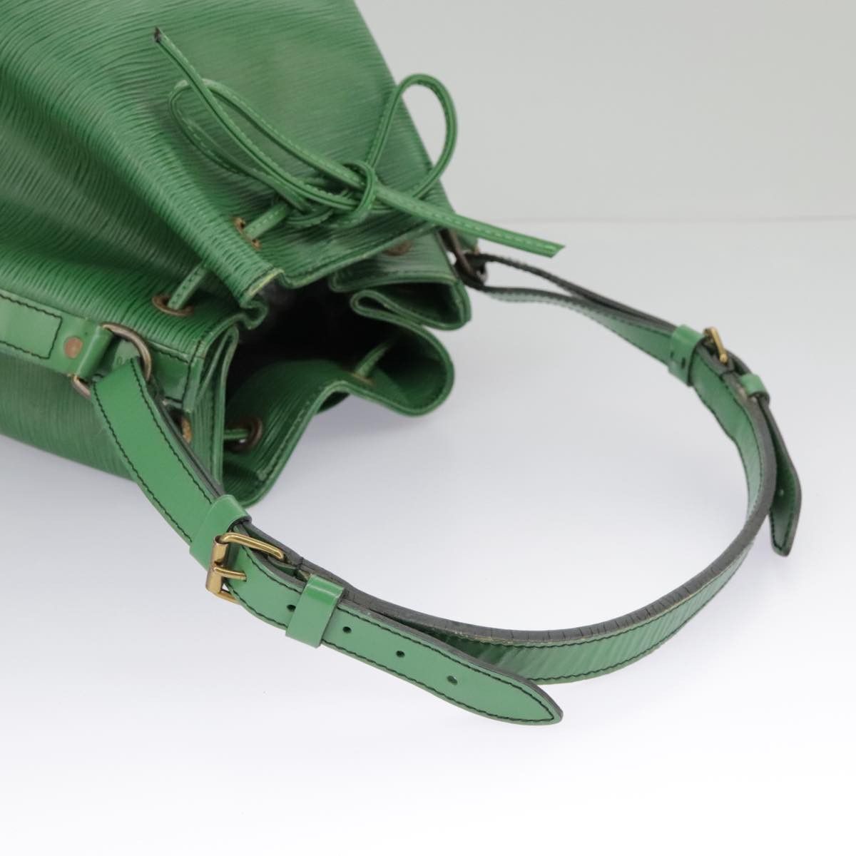 Louis Vuitton Noé Green Leather Shoulder Bag (Pre-Owned) Size ONE SIZE - 7 Thumbnail