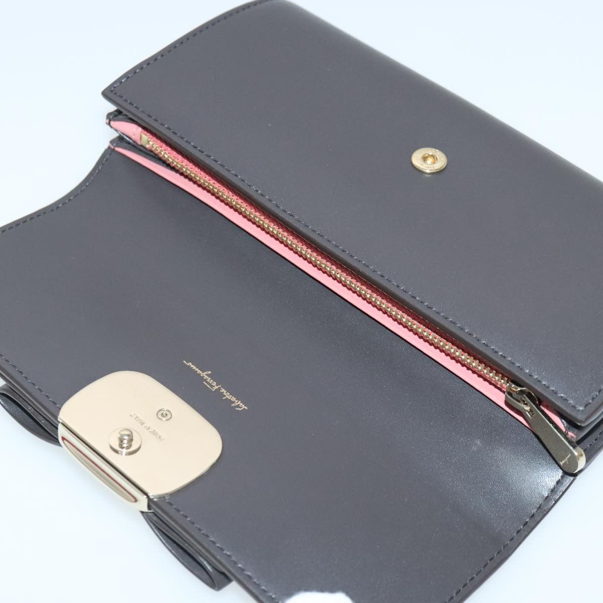 Salvatore Ferragamo Vara Black Leather Wallet (Pre-Owned) Size ONE SIZE - 20 Thumbnail