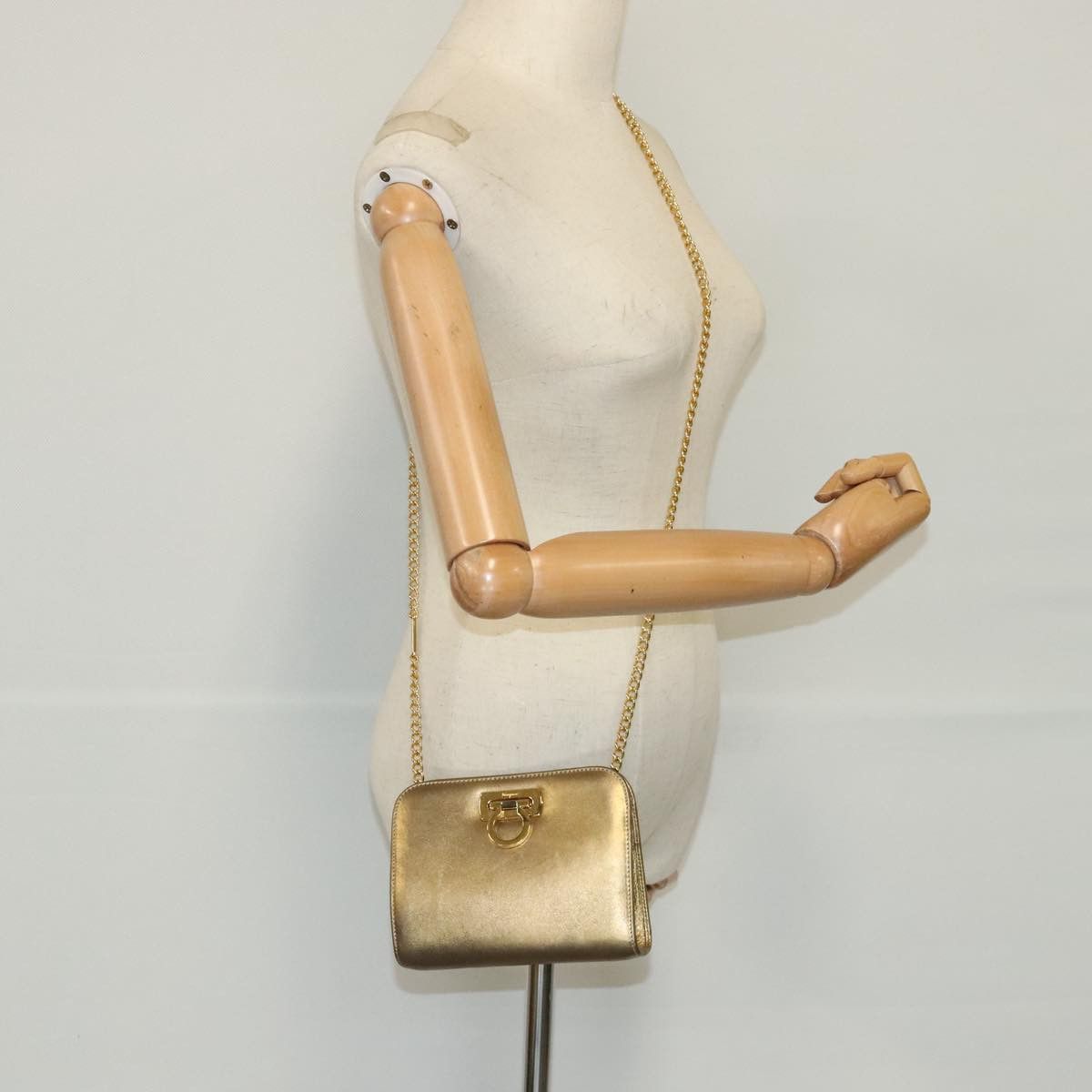 Salvatore Ferragamo Gancini Gold Leather Shoulder Bag (Pre-Owned) Size ONE SIZE - 11 Thumbnail