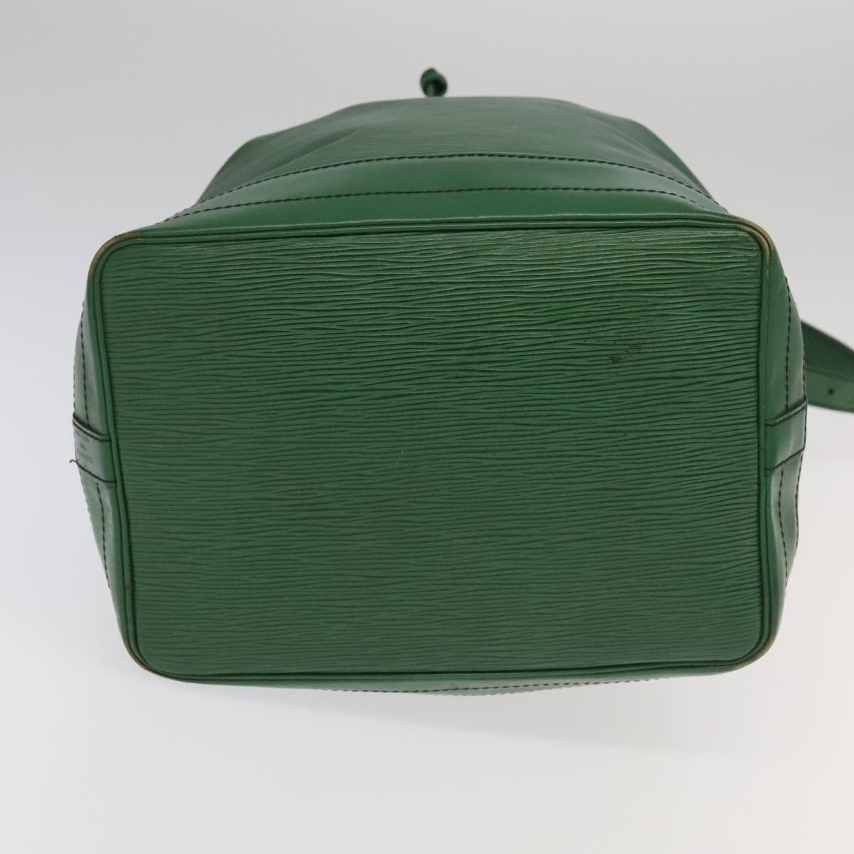 Louis Vuitton Noe Green Leather Shoulder Bag (Pre-Owned) Size ONE SIZE - 18 Thumbnail