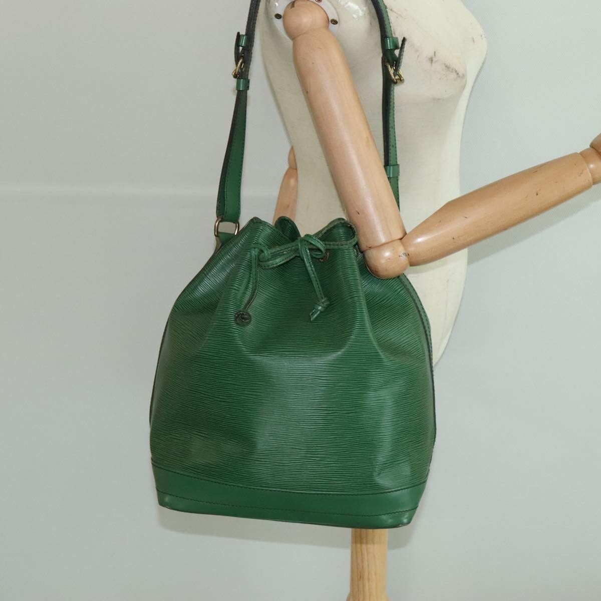 Louis Vuitton Noe Green Leather Shoulder Bag (Pre-Owned) Size ONE SIZE - 16 Thumbnail