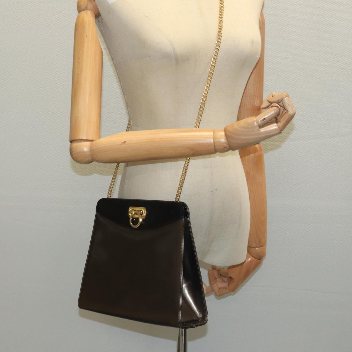 Salvatore Ferragamo Gancio Brown Patent Leather Shoulder Bag (Pre-Owned) Size ONE SIZE - 19 Thumbnail