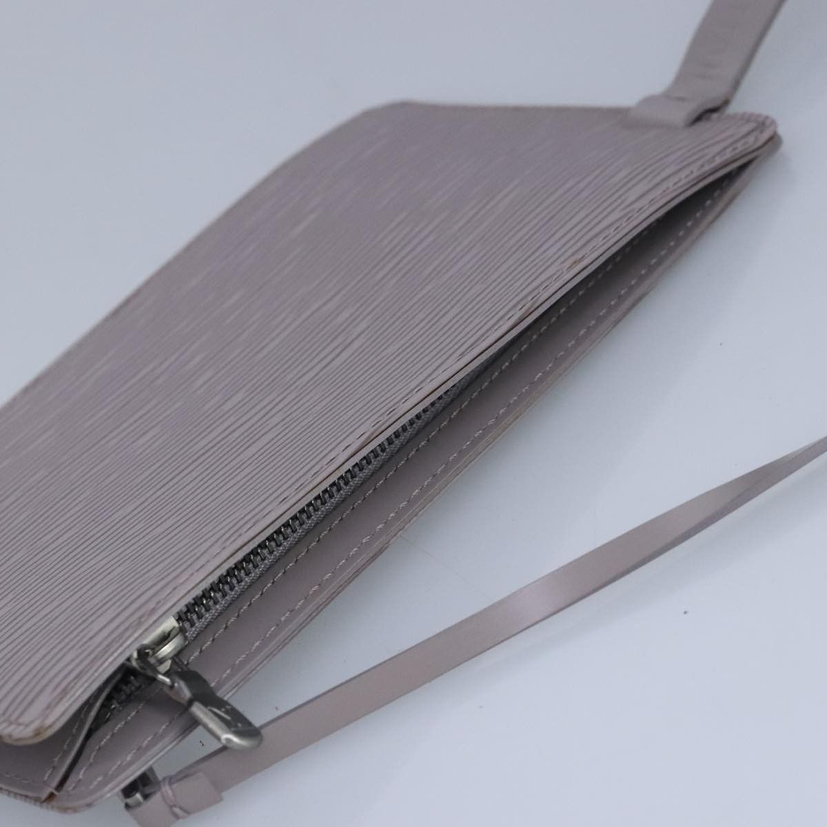 Louis Vuitton Grey Leather Clutch Bag (Pre-Owned) Size ONE SIZE - 17 Thumbnail
