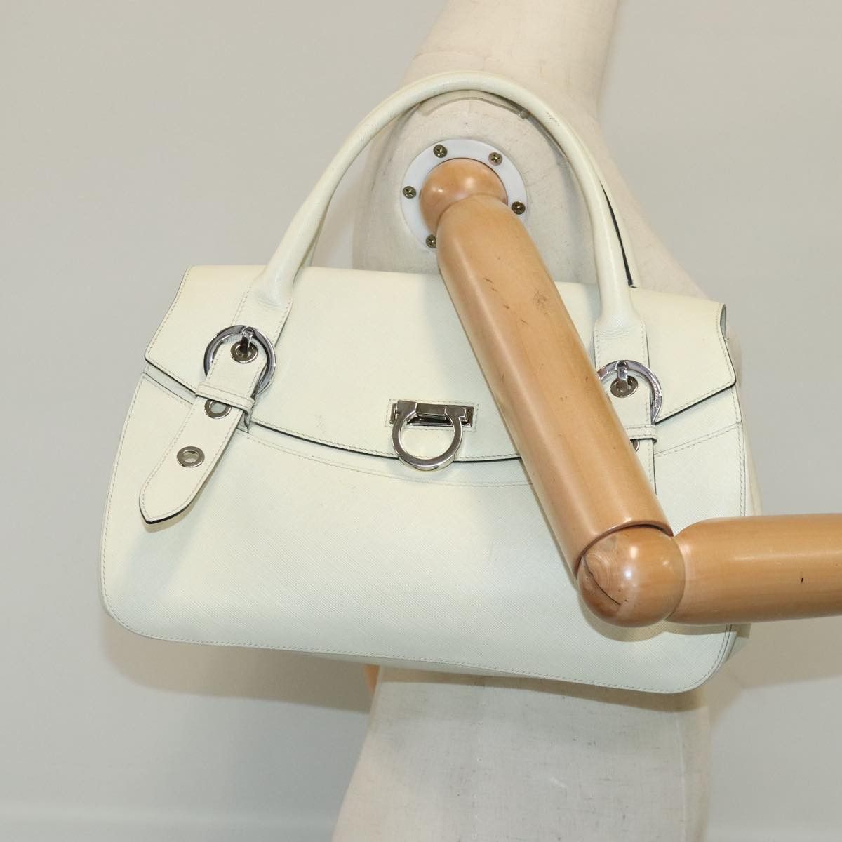 Salvatore Ferragamo Gancini White Leather Handbag (Pre-Owned) Size ONE SIZE - 15 Thumbnail