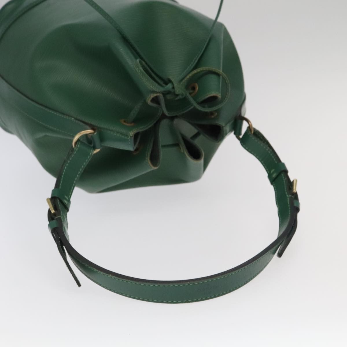 Louis Vuitton Noé Green Leather Shoulder Bag (Pre-Owned) Size ONE SIZE - 7 Thumbnail