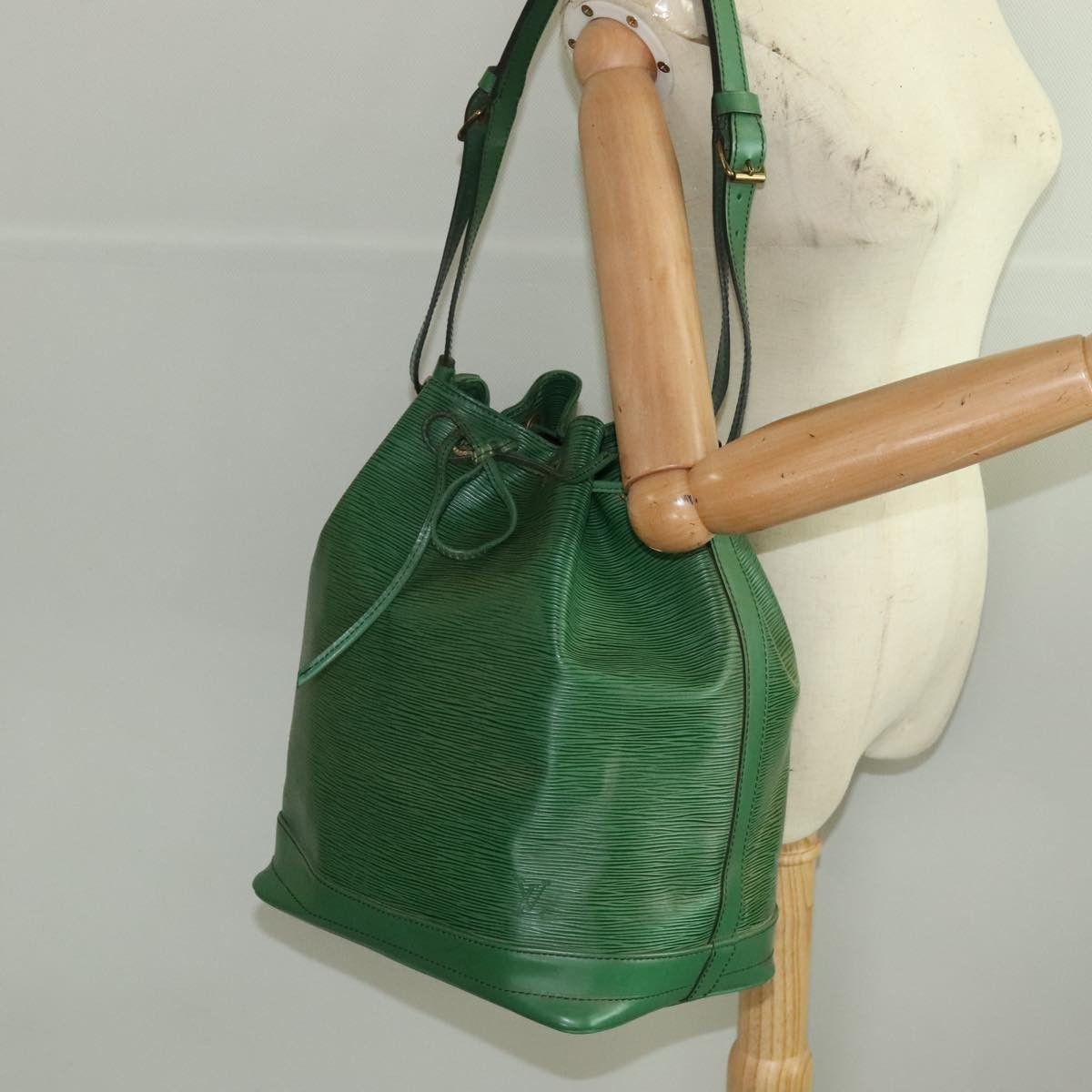 Louis Vuitton Noé Green Leather Shoulder Bag (Pre-Owned) Size ONE SIZE - 11 Thumbnail