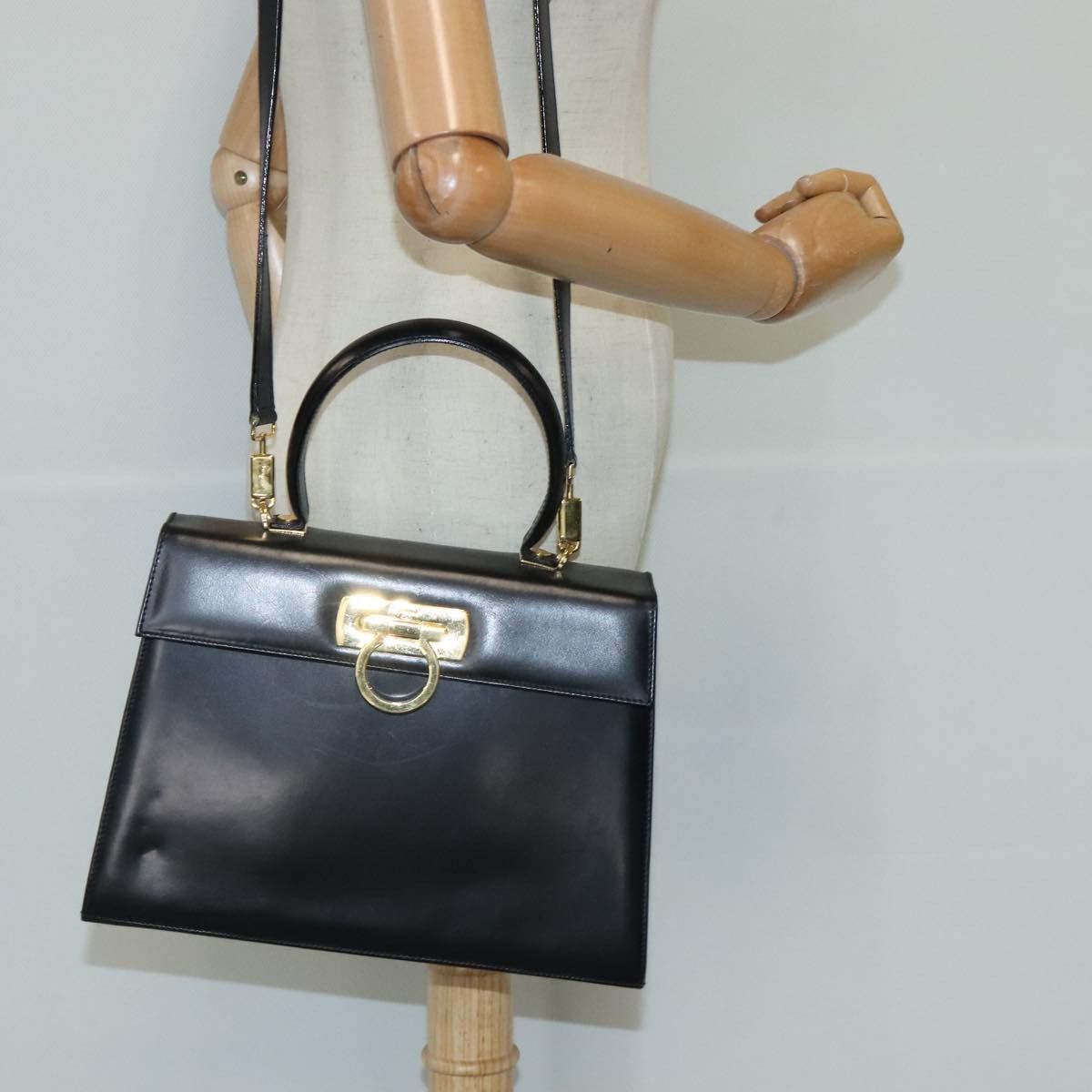 Salvatore Ferragamo Gancini Black Leather Handbag (Pre-Owned) Size ONE SIZE - 16 Thumbnail
