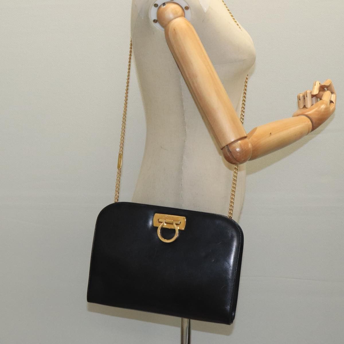 Salvatore Ferragamo Gancini Black Leather Shoulder Bag (Pre-Owned) Size ONE SIZE - 20 Thumbnail