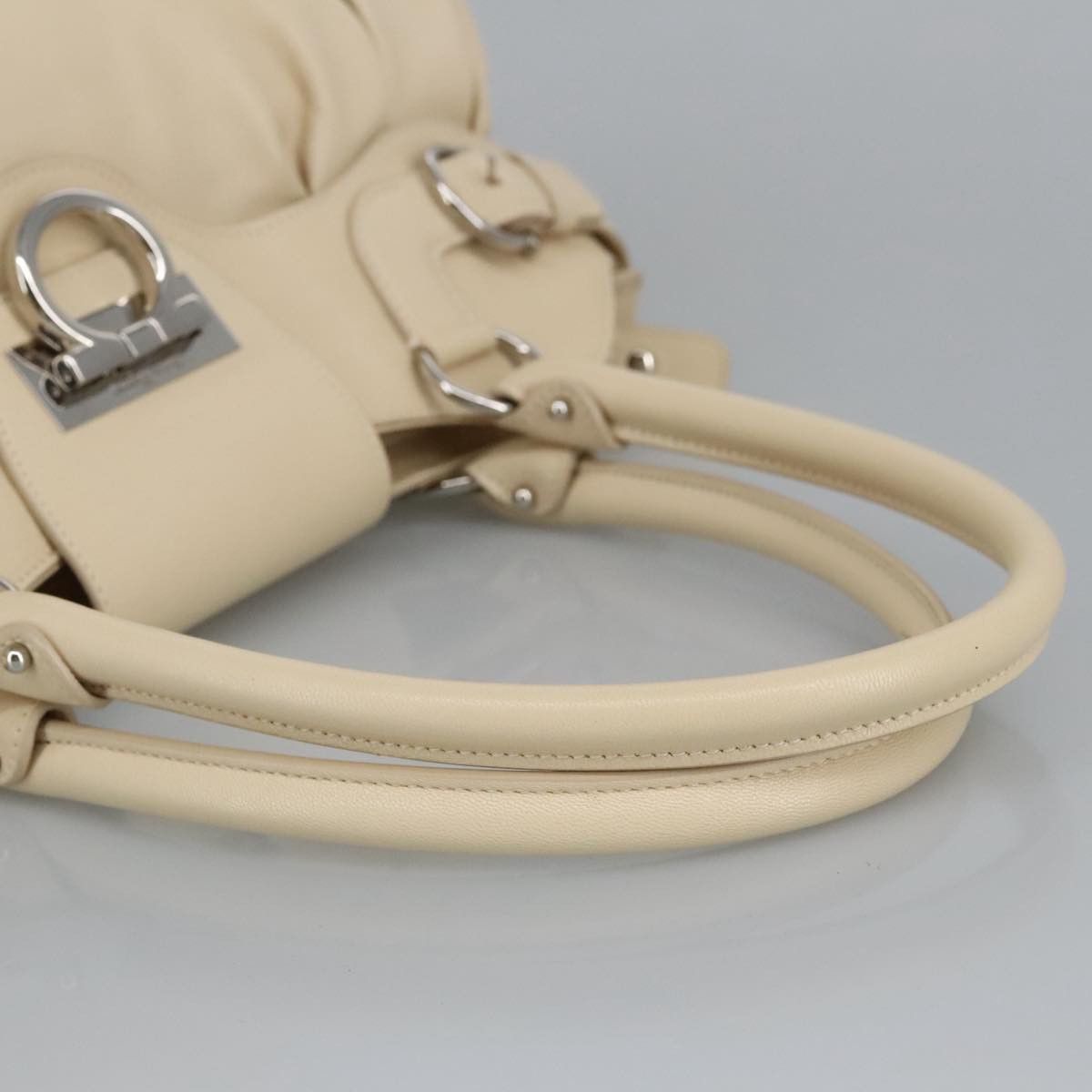 Salvatore Ferragamo Gancini White Leather Handbag (Pre-Owned) Size ONE SIZE - 8 Thumbnail