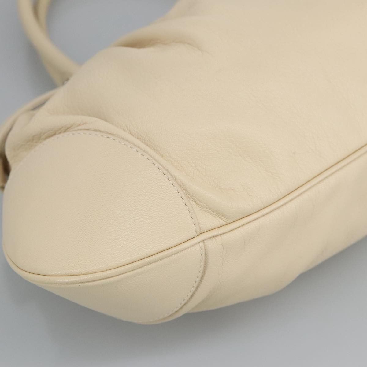Salvatore Ferragamo Gancini White Leather Handbag (Pre-Owned) Size ONE SIZE - 14 Thumbnail