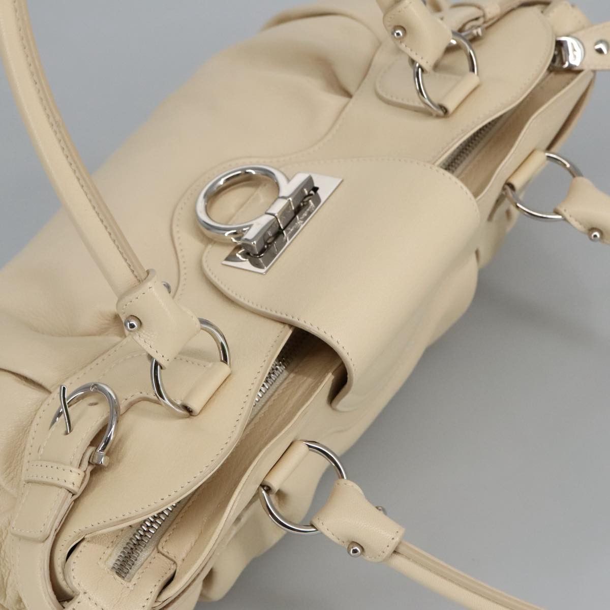 Salvatore Ferragamo Gancini White Leather Handbag (Pre-Owned) Size ONE SIZE - 6 Thumbnail