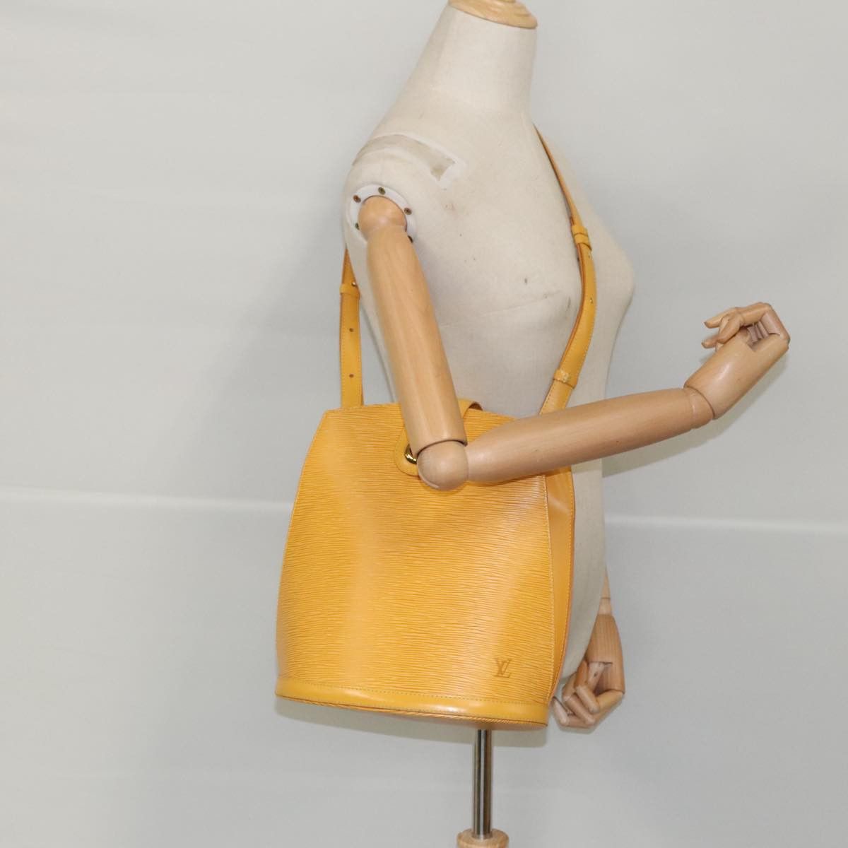 Louis Vuitton Cluny Yellow Leather Shoulder Bag (Pre-Owned) Size ONE SIZE - 15 Thumbnail