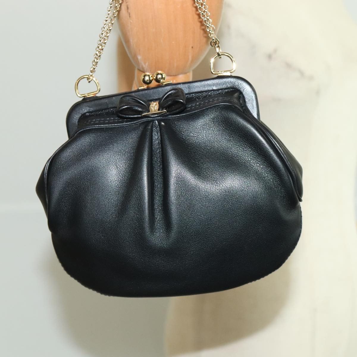 Salvatore Ferragamo Vara Black Leather Shoulder Bag (Pre-Owned) Size ONE SIZE - 16 Thumbnail