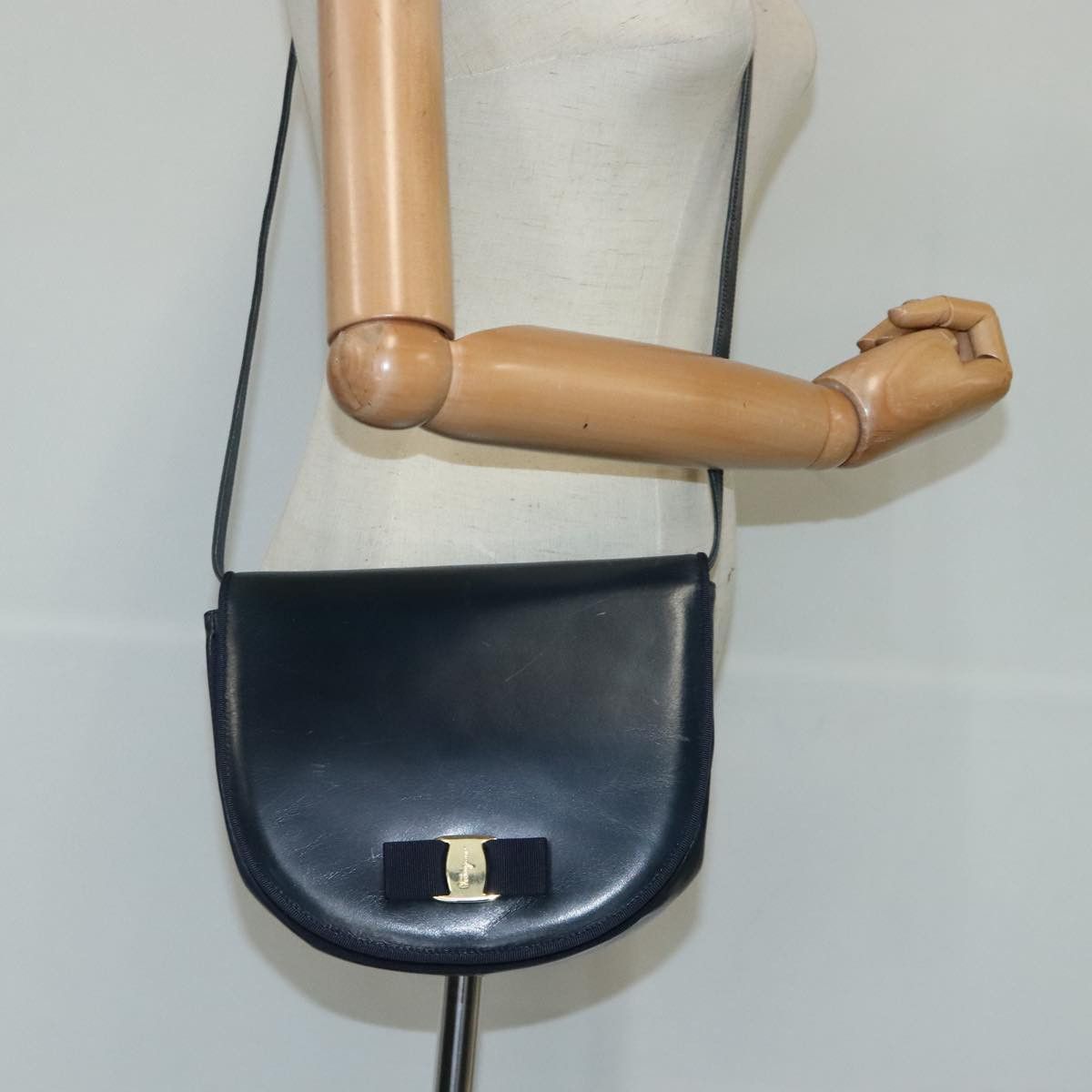 Salvatore Ferragamo Vara Navy Leather Shoulder Bag (Pre-Owned) Size ONE SIZE - 14 Thumbnail