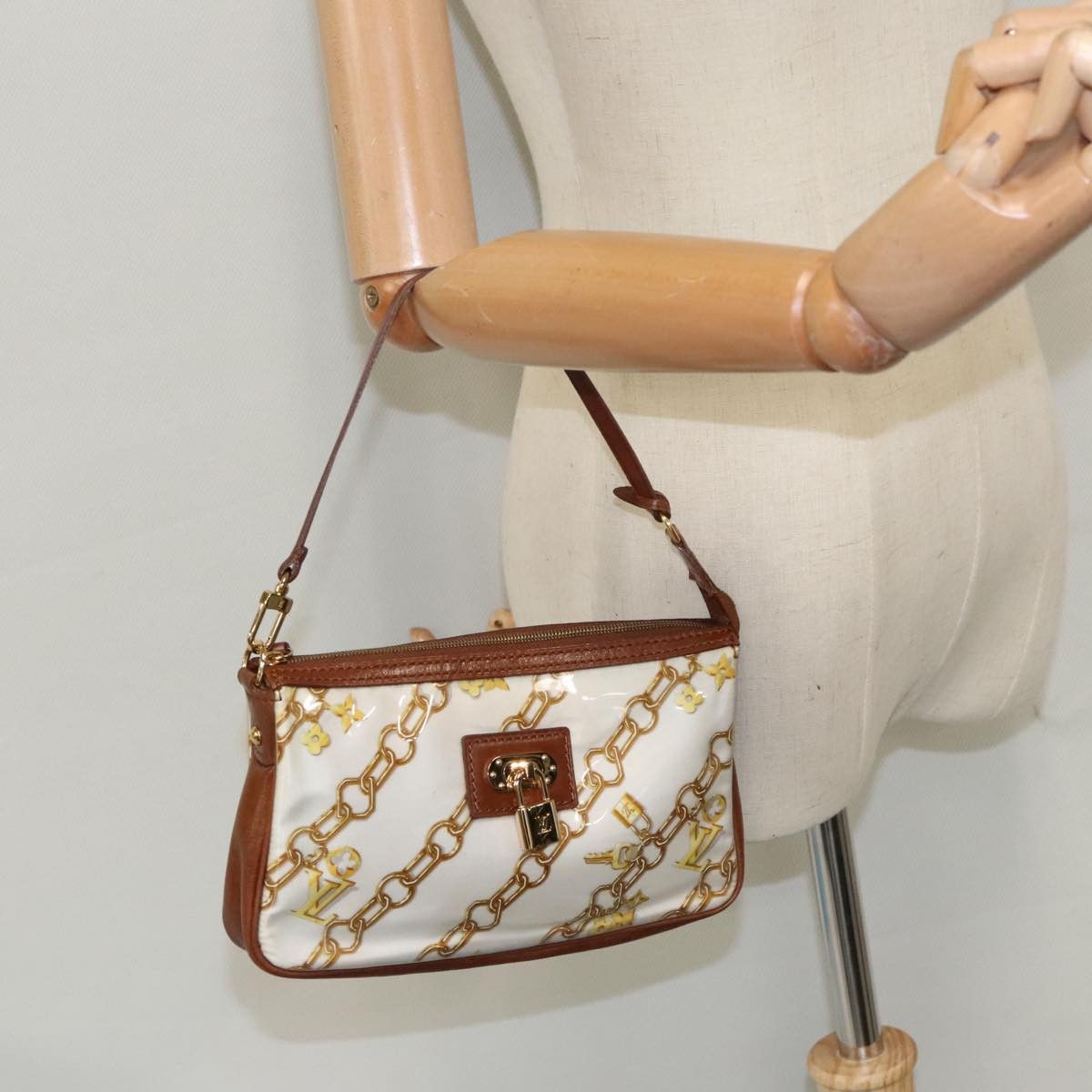 Louis Vuitton Pochette Accessoire White Vinyl Clutch Bag (Pre-Owned) Size ONE SIZE - 15 Thumbnail