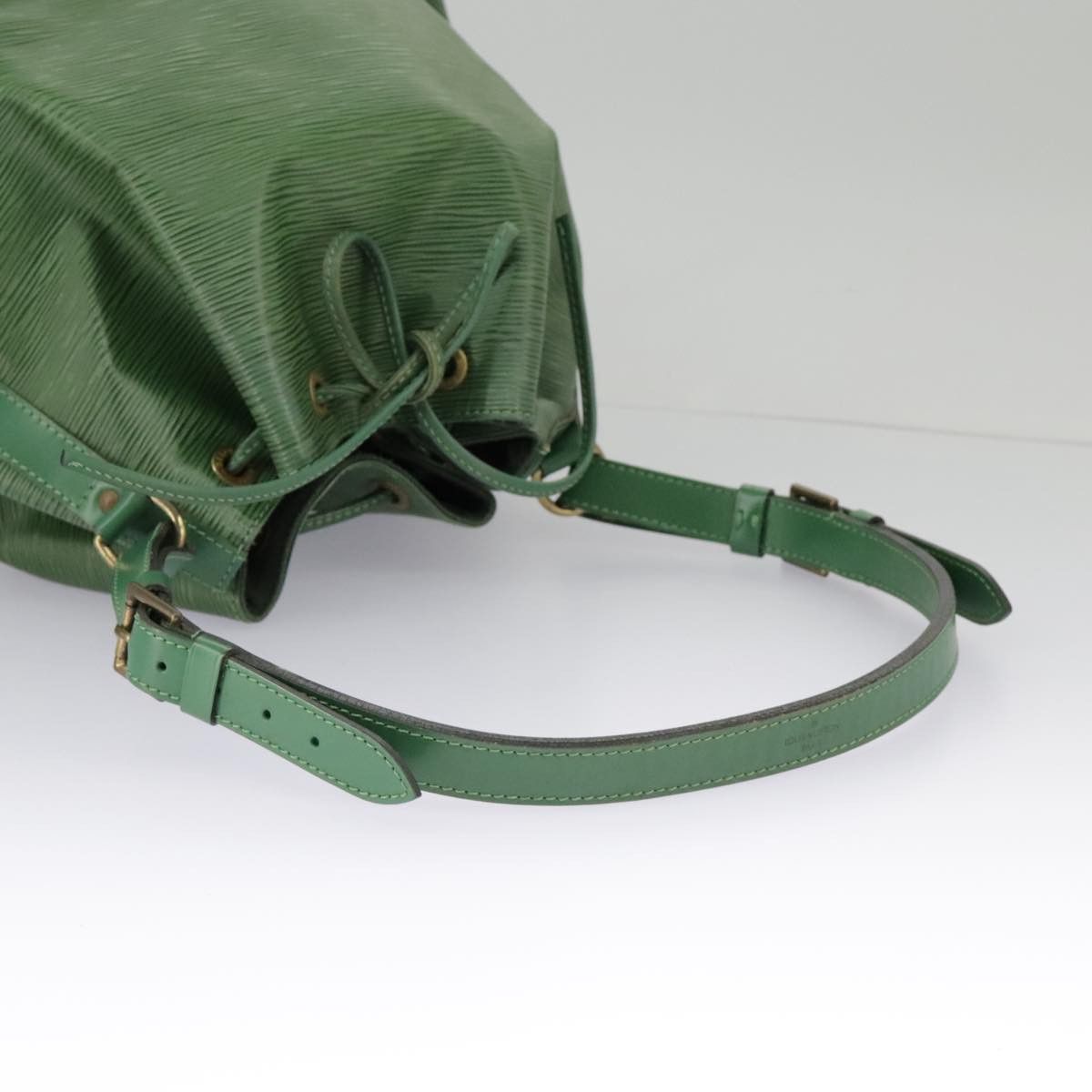 Louis Vuitton Noé Green Leather Shoulder Bag (Pre-Owned) Size ONE SIZE - 5 Thumbnail