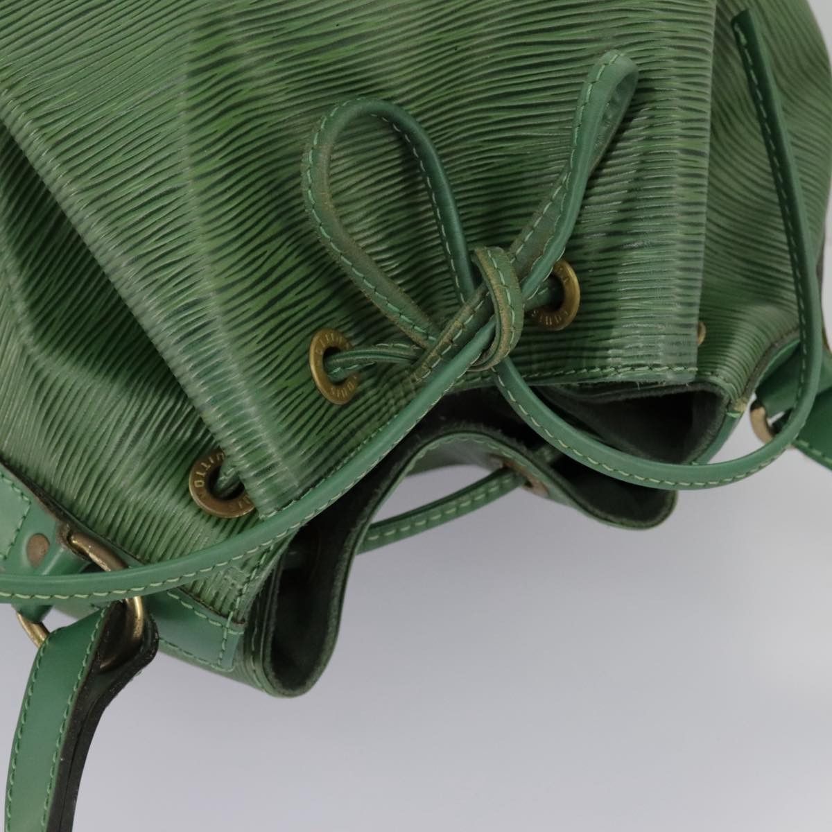Louis Vuitton Noé Green Leather Shoulder Bag (Pre-Owned) Size ONE SIZE - 11 Thumbnail