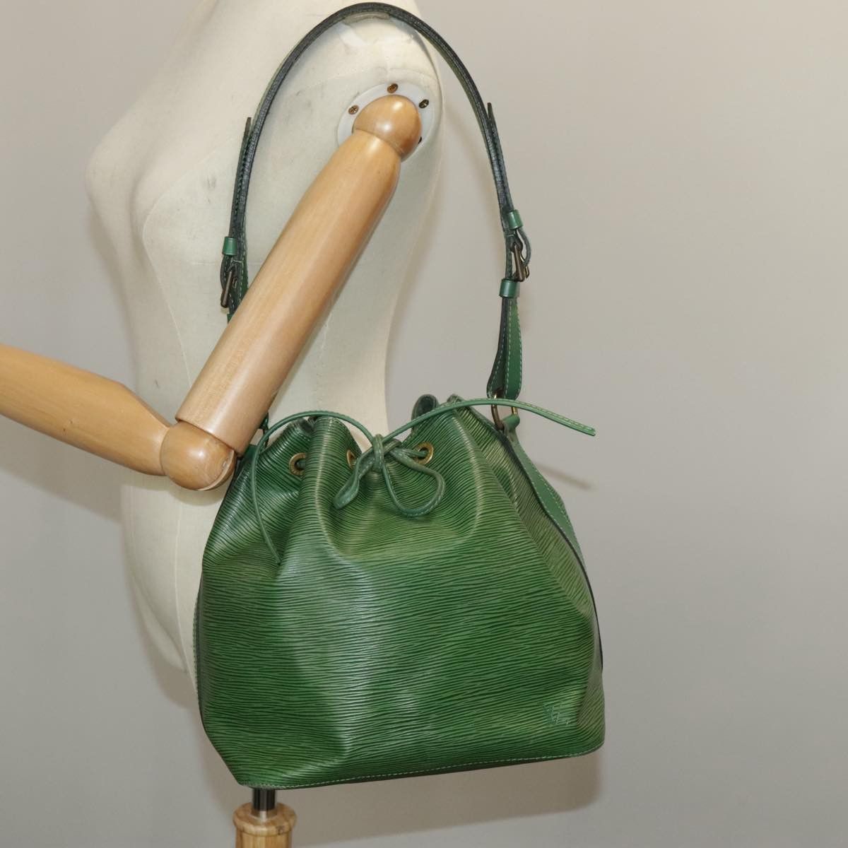 Louis Vuitton Noé Green Leather Shoulder Bag (Pre-Owned) Size ONE SIZE - 15 Thumbnail