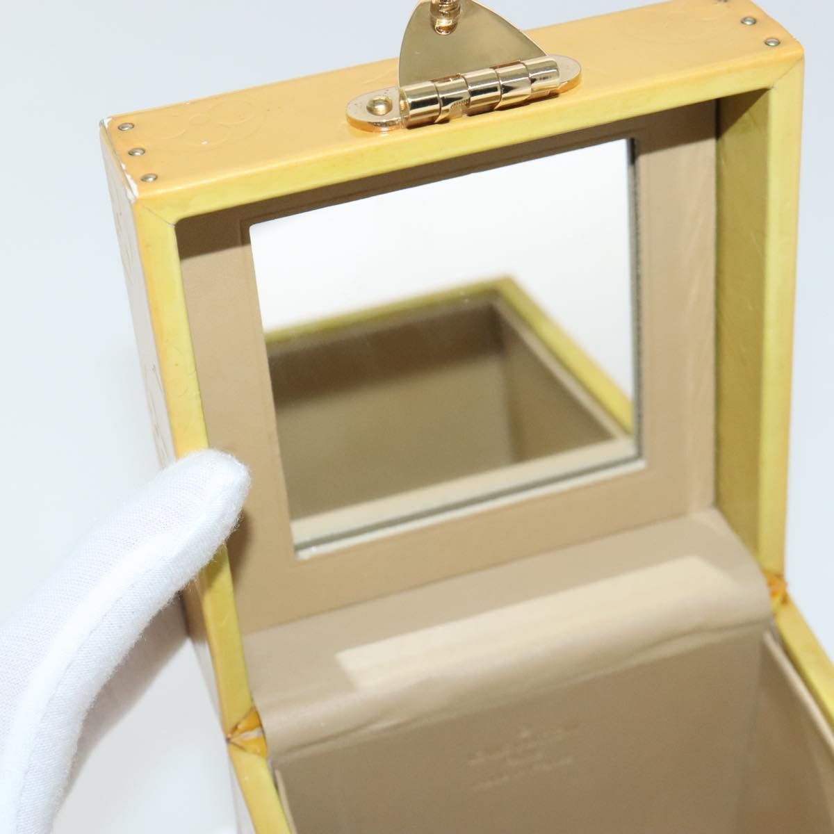 Louis Vuitton Bleecker Beige Patent Leather Clutch Bag (Pre-Owned) Size ONE SIZE - 19 Thumbnail