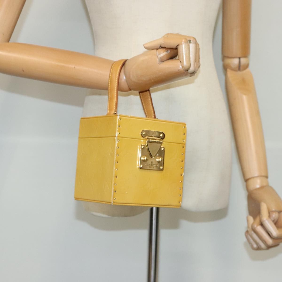 Louis Vuitton Bleecker Beige Patent Leather Clutch Bag (Pre-Owned) Size ONE SIZE - 15 Thumbnail