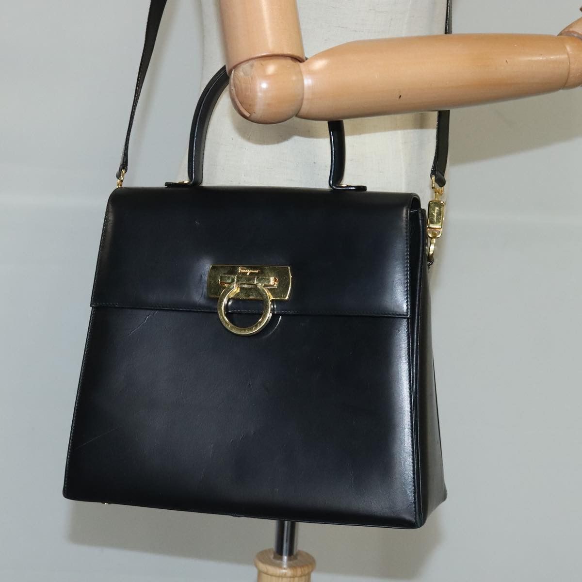 Salvatore Ferragamo Gancini Black Leather Handbag (Pre-Owned) Size ONE SIZE - 16 Thumbnail