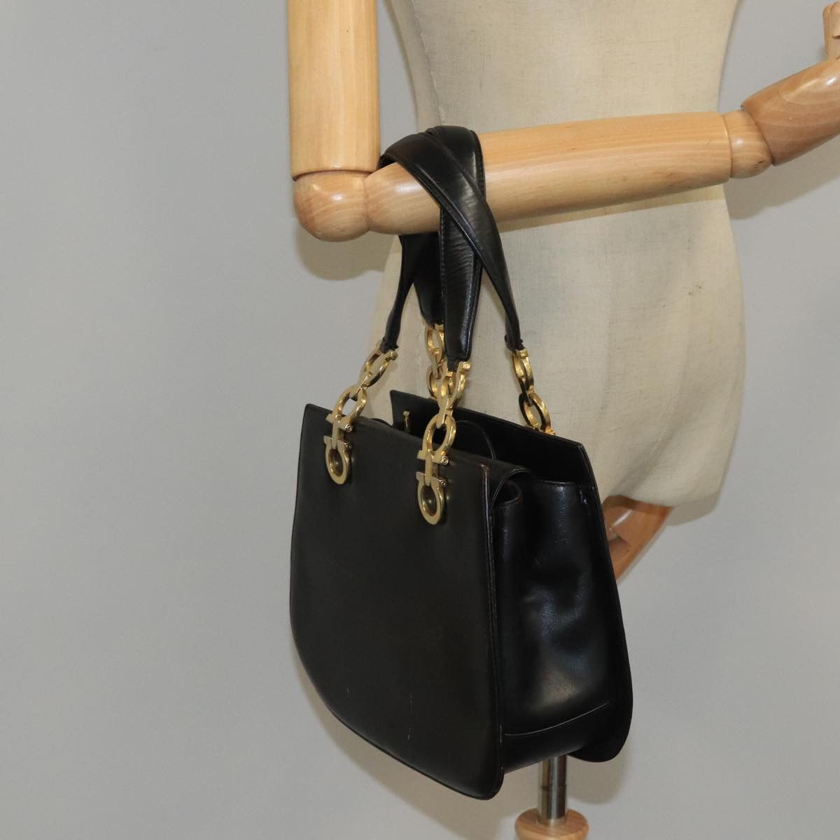 Salvatore Ferragamo Gancini Black Leather Handbag (Pre-Owned) Size ONE SIZE - 17 Thumbnail