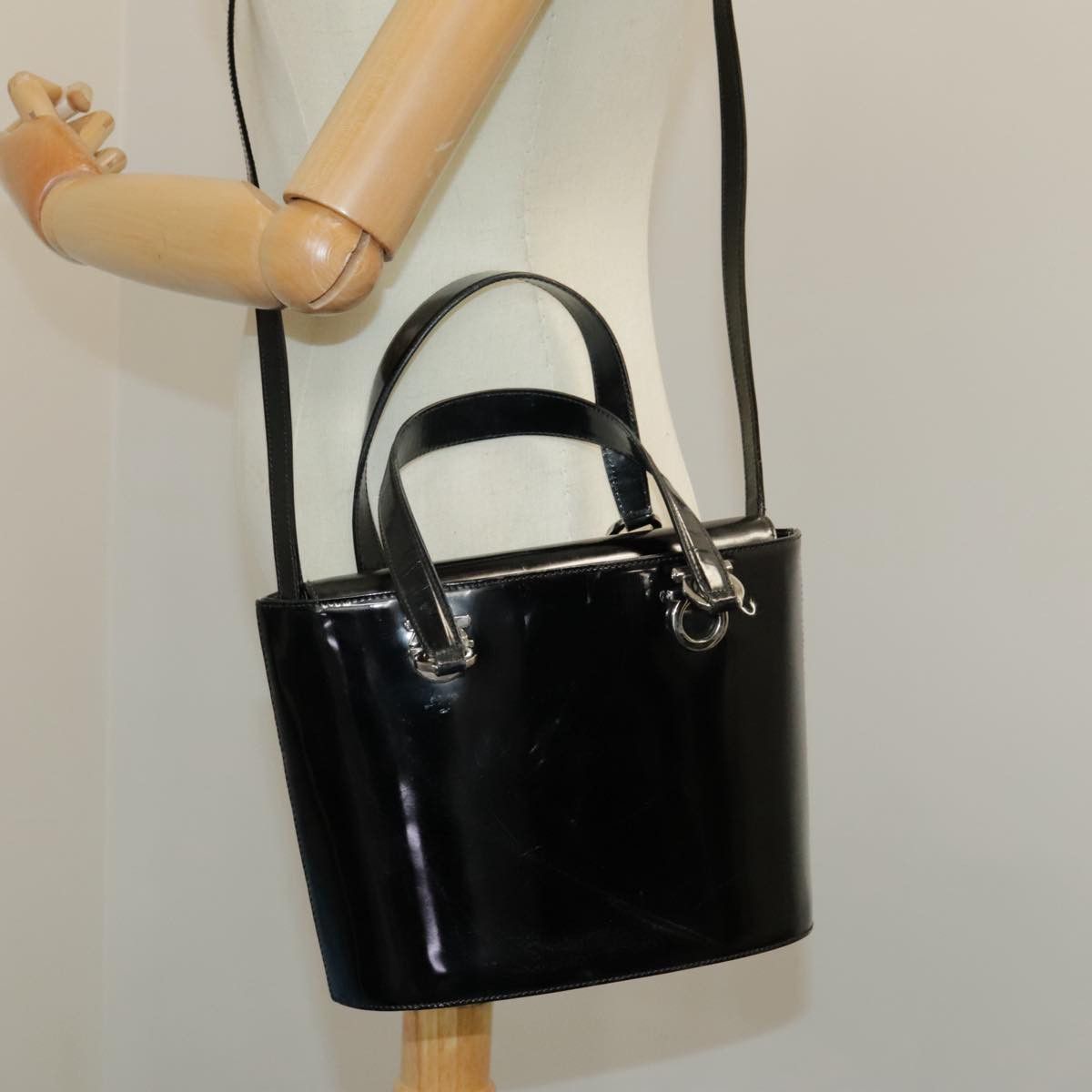 Salvatore Ferragamo Gancini Black Patent Leather Handbag (Pre-Owned) Size ONE SIZE - 10 Thumbnail