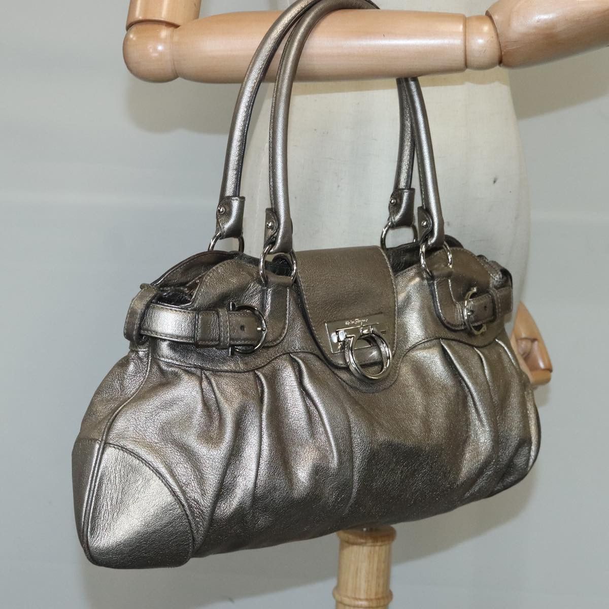 Salvatore Ferragamo Gancini Gold Leather Handbag (Pre-Owned) Size ONE SIZE - 17 Thumbnail