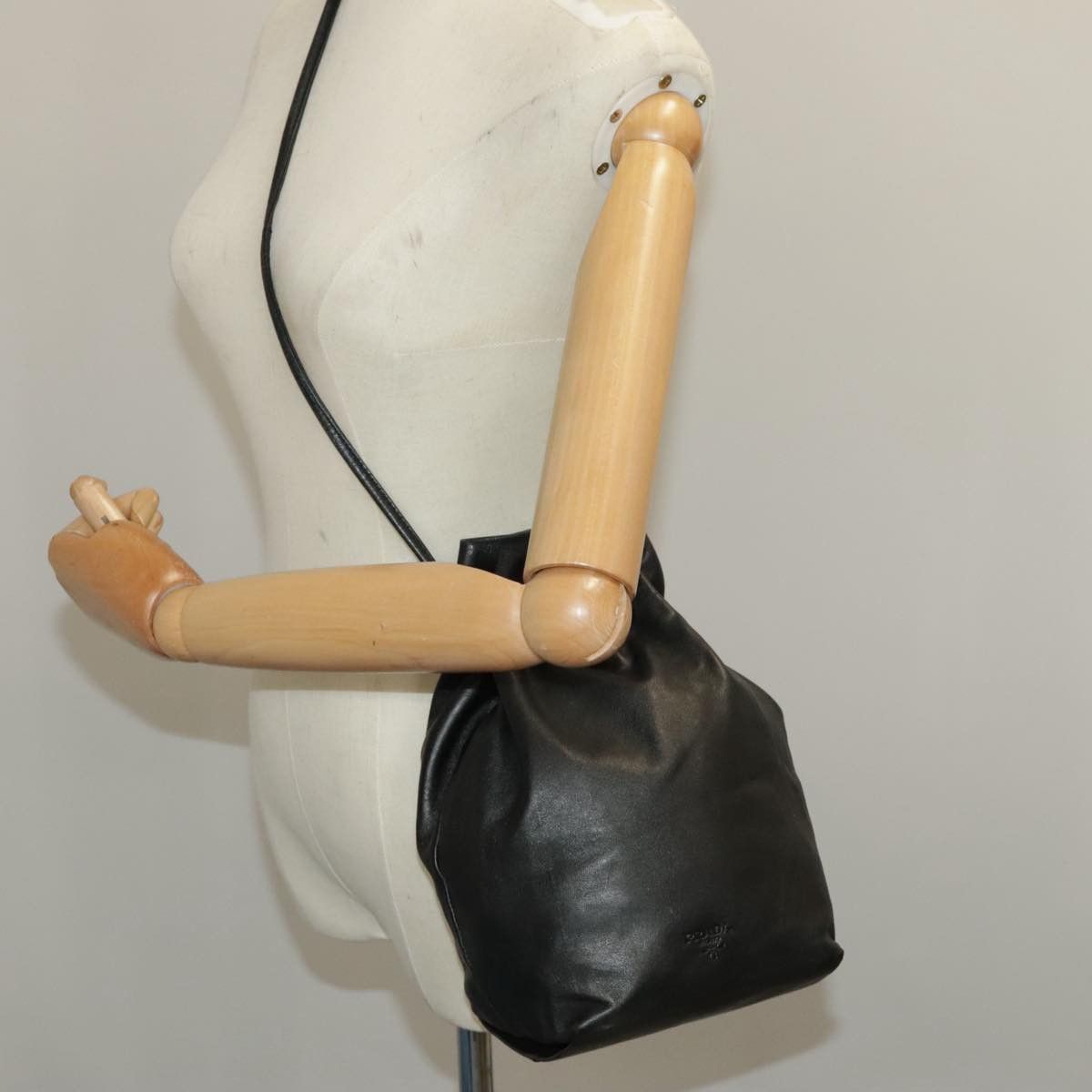 Prada Black Leather Handbag (Pre-Owned) Size ONE SIZE - 16 Thumbnail